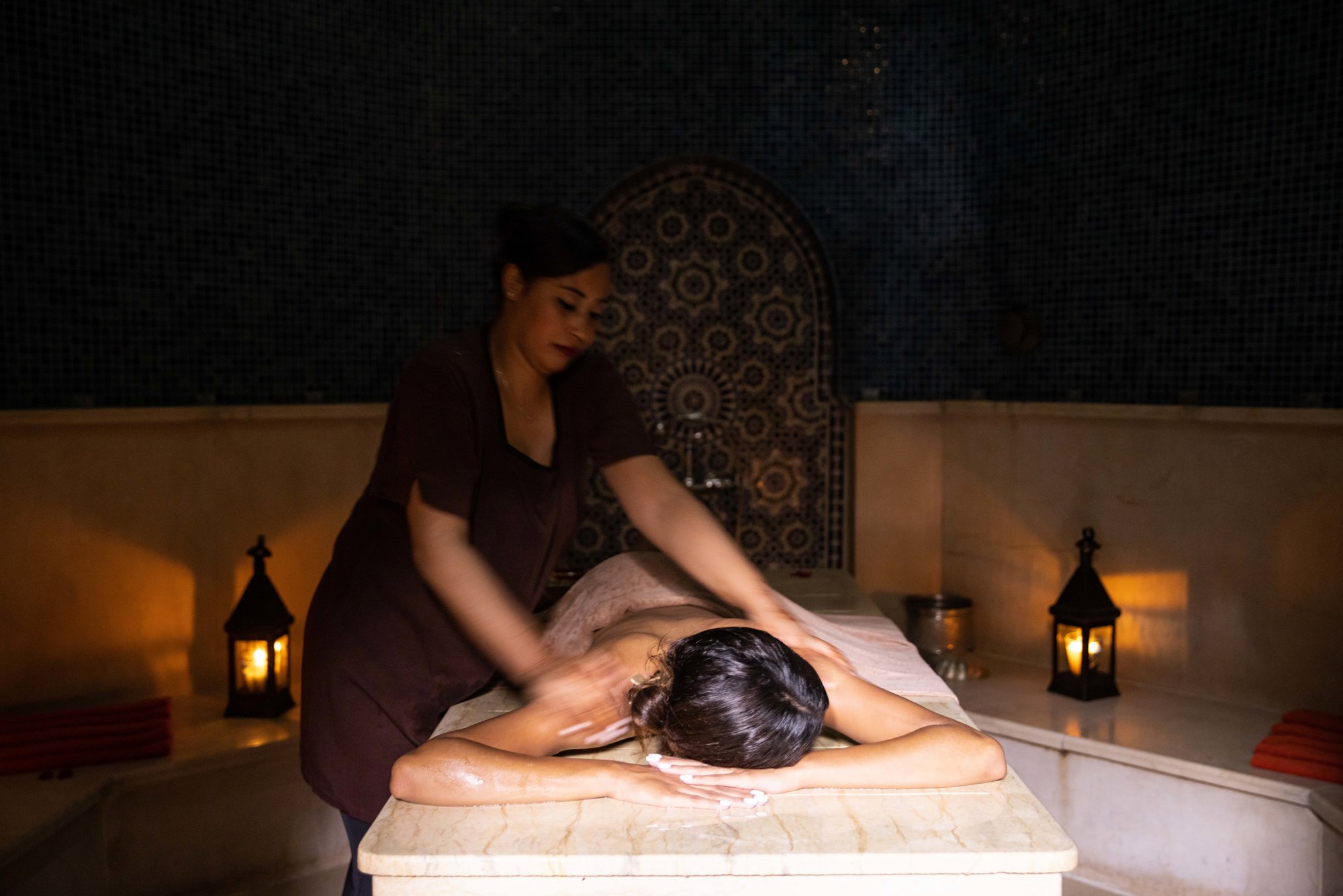 Hammam mit Tadelakt-Wänden und gedämpftem Licht