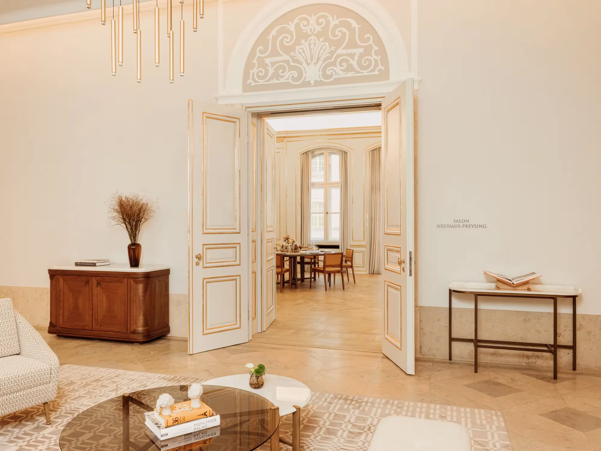 Eingang zum Salon Neuhaus-Preysing im Rosewood Munich