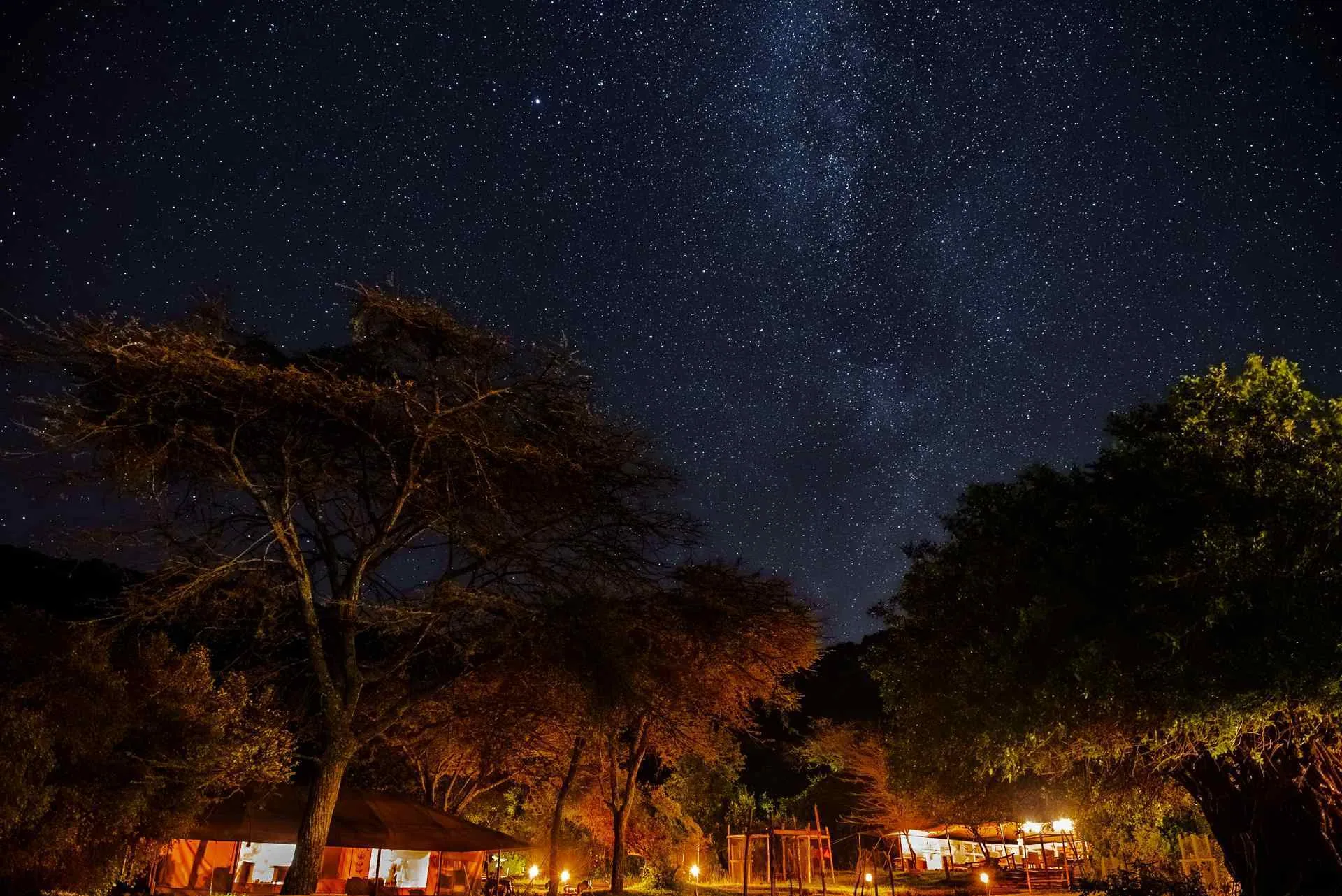 Sternenhimmel über den Zelten der Masai Mara