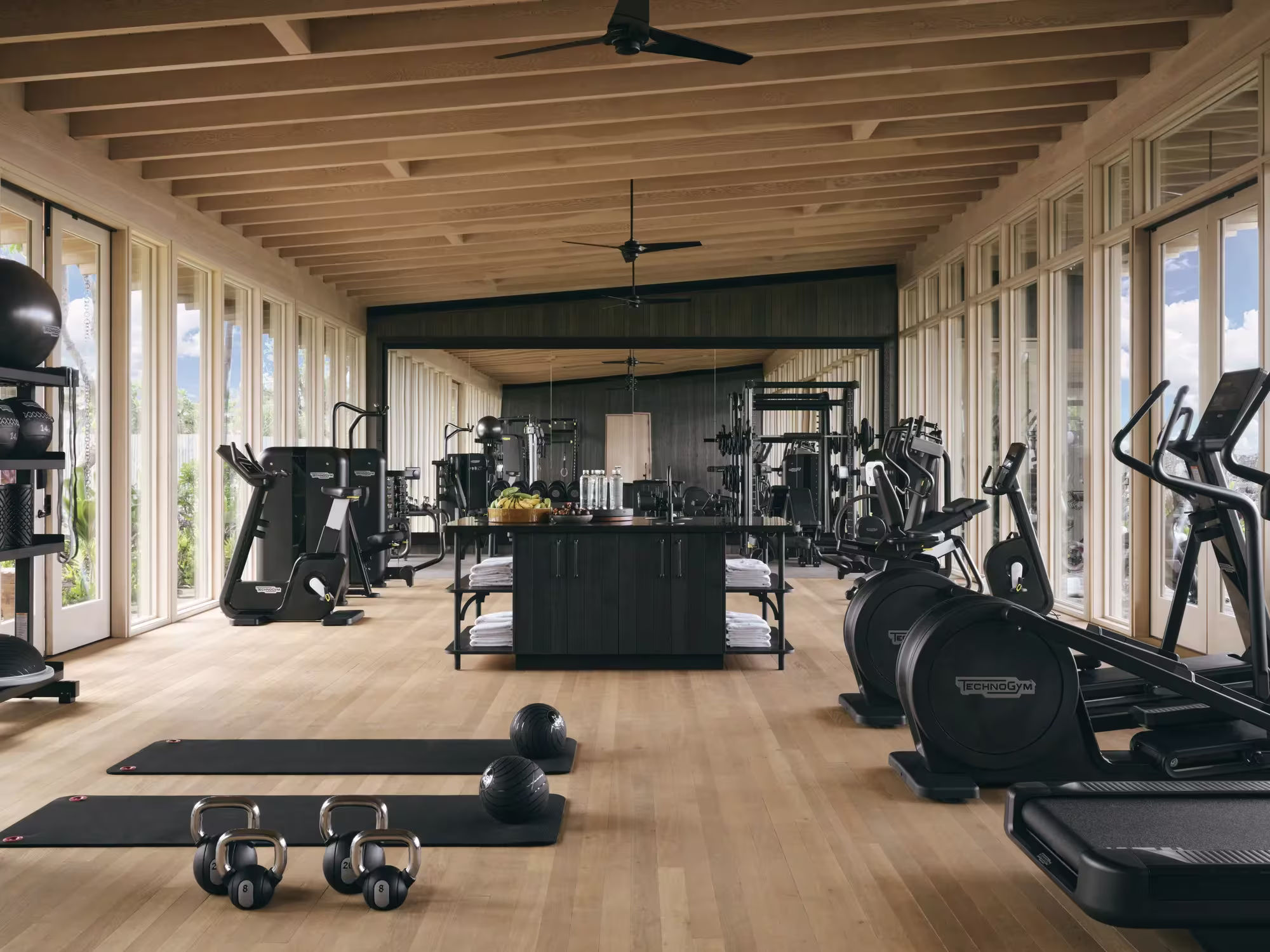 Fitnessraum im Rosewood Kona Village mit offener Front zum Garten