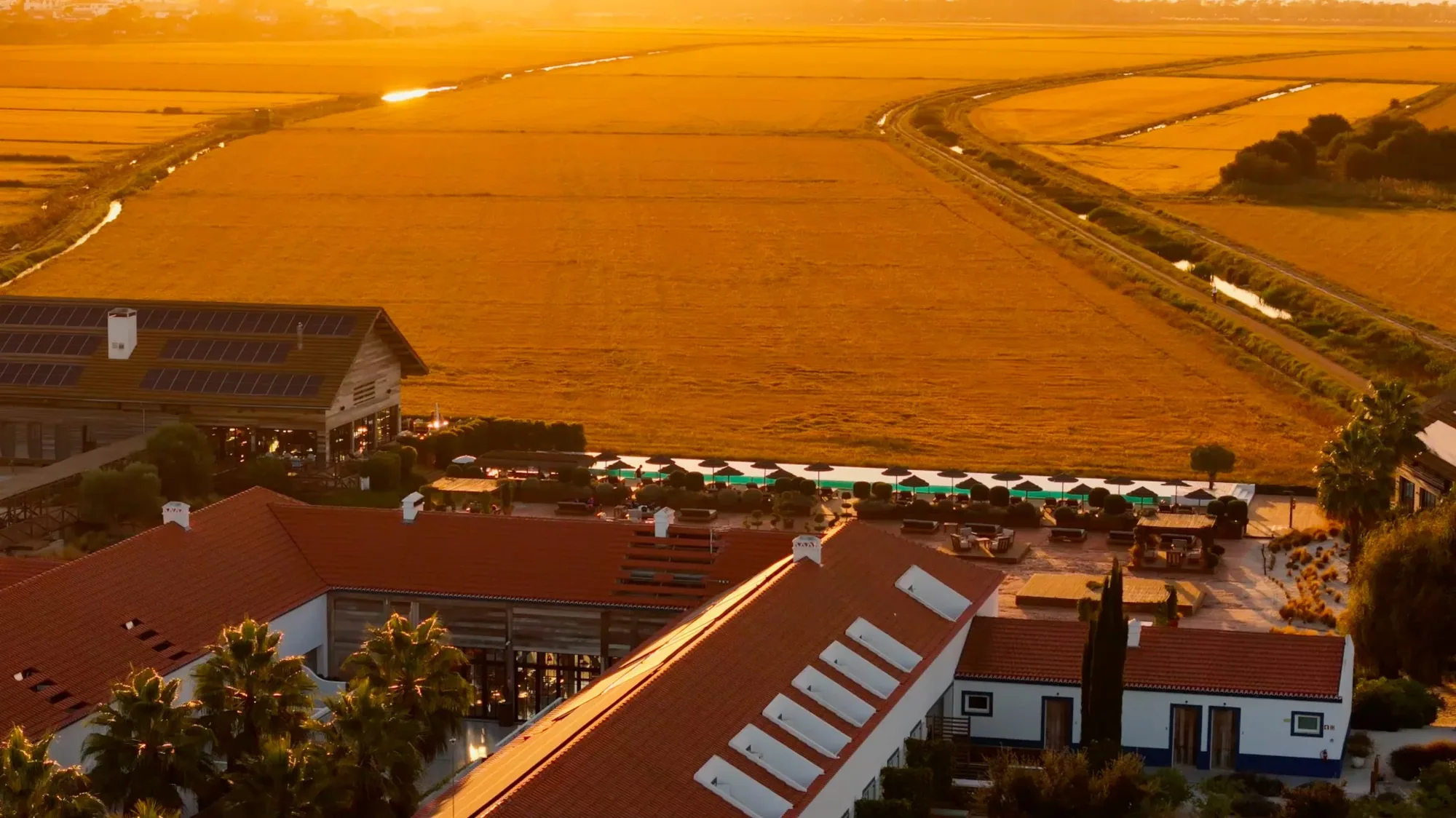 Quinta da Comporta zwischen Reisfeldern im Abendlicht