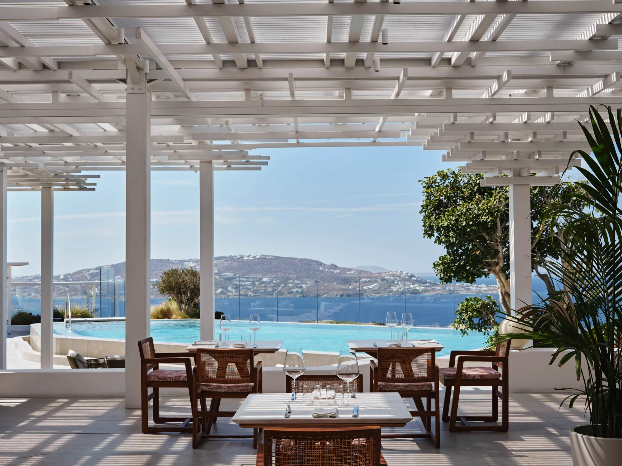 Terrasse mit Pool zwischen kykladischen Mauern