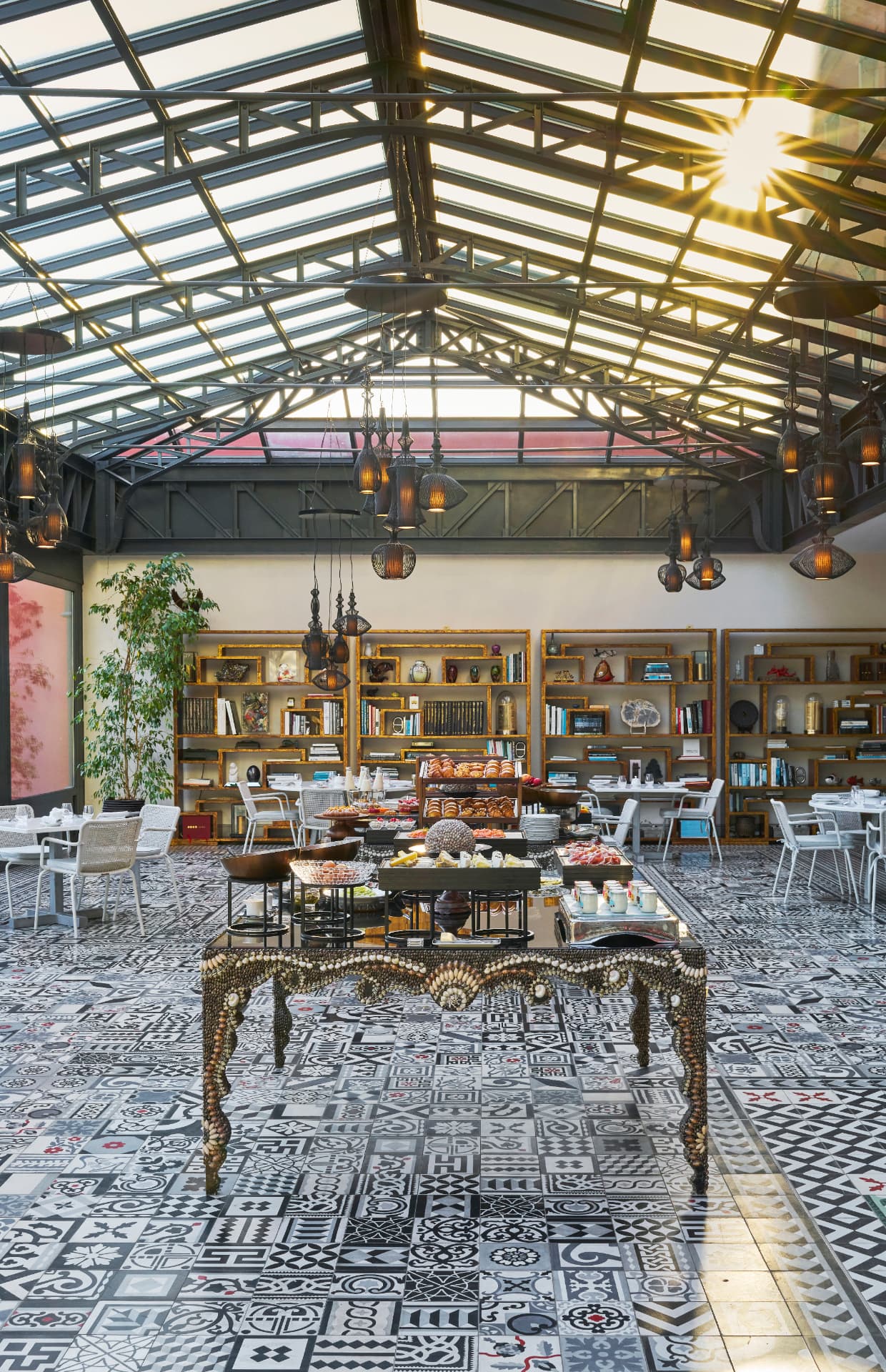 Frühstück im Wintergarten unter historischem Glasdach