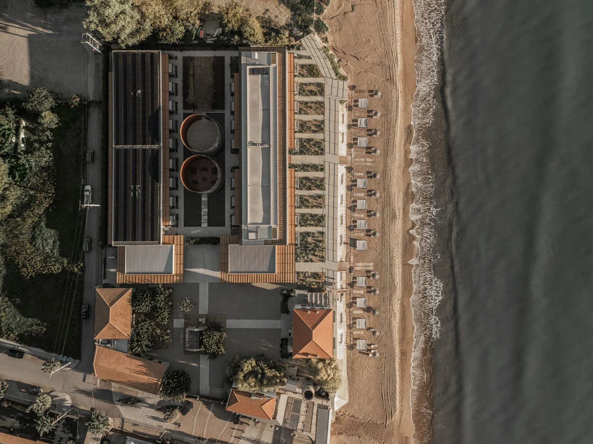 Die Anlage von Dexamenes zwischen Strand und Küstenstraße aus der Luft