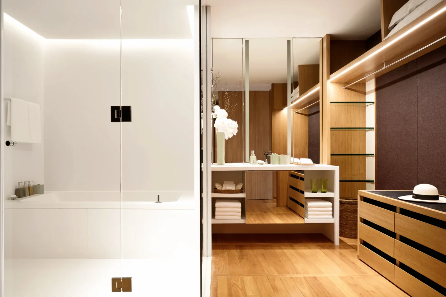 Bad der Jasmine Suite mit Wanne, Ankleide und warmem Holz