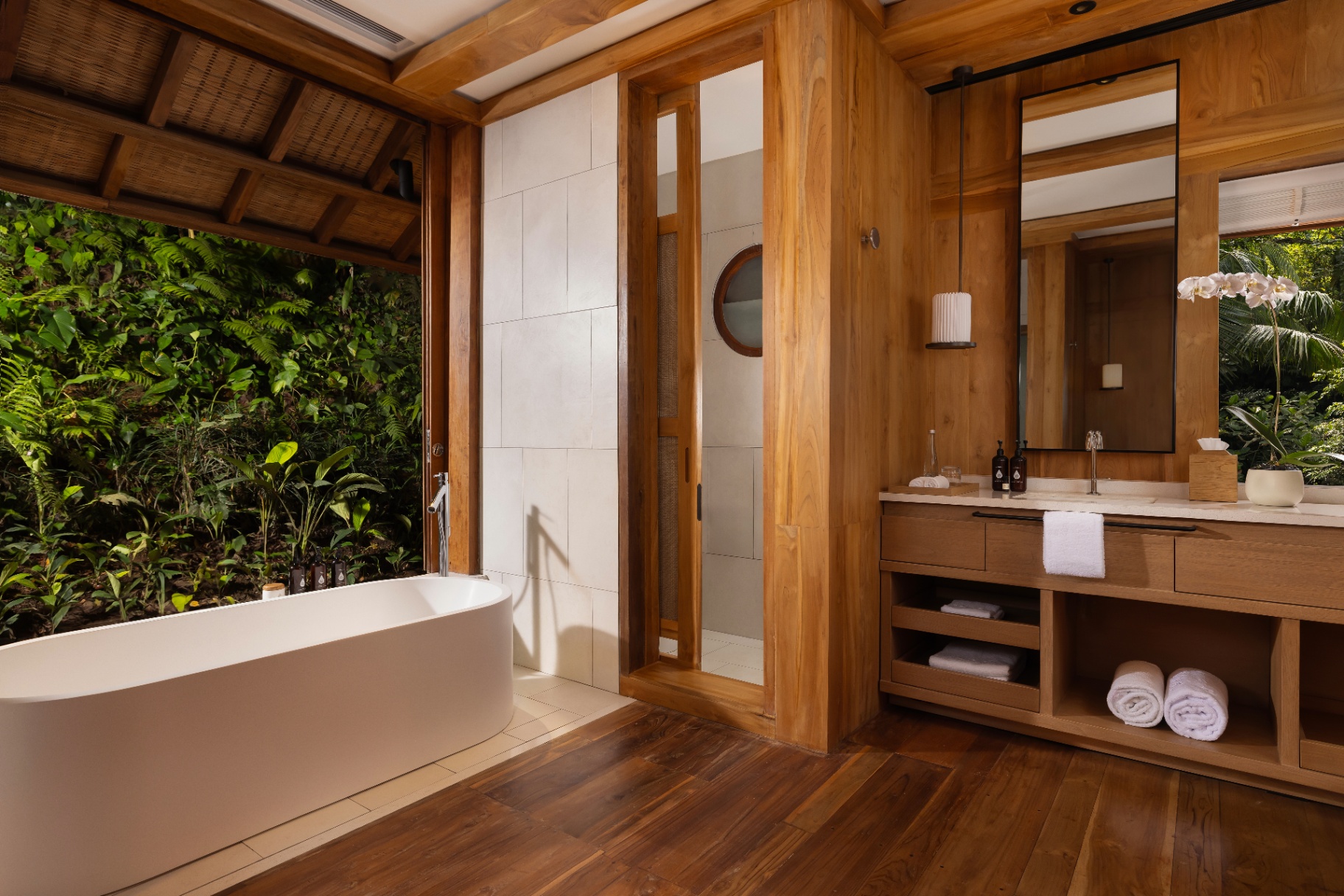 Bad der Terrace Suite mit freistehender Wanne und offener Seite zum Regenwald