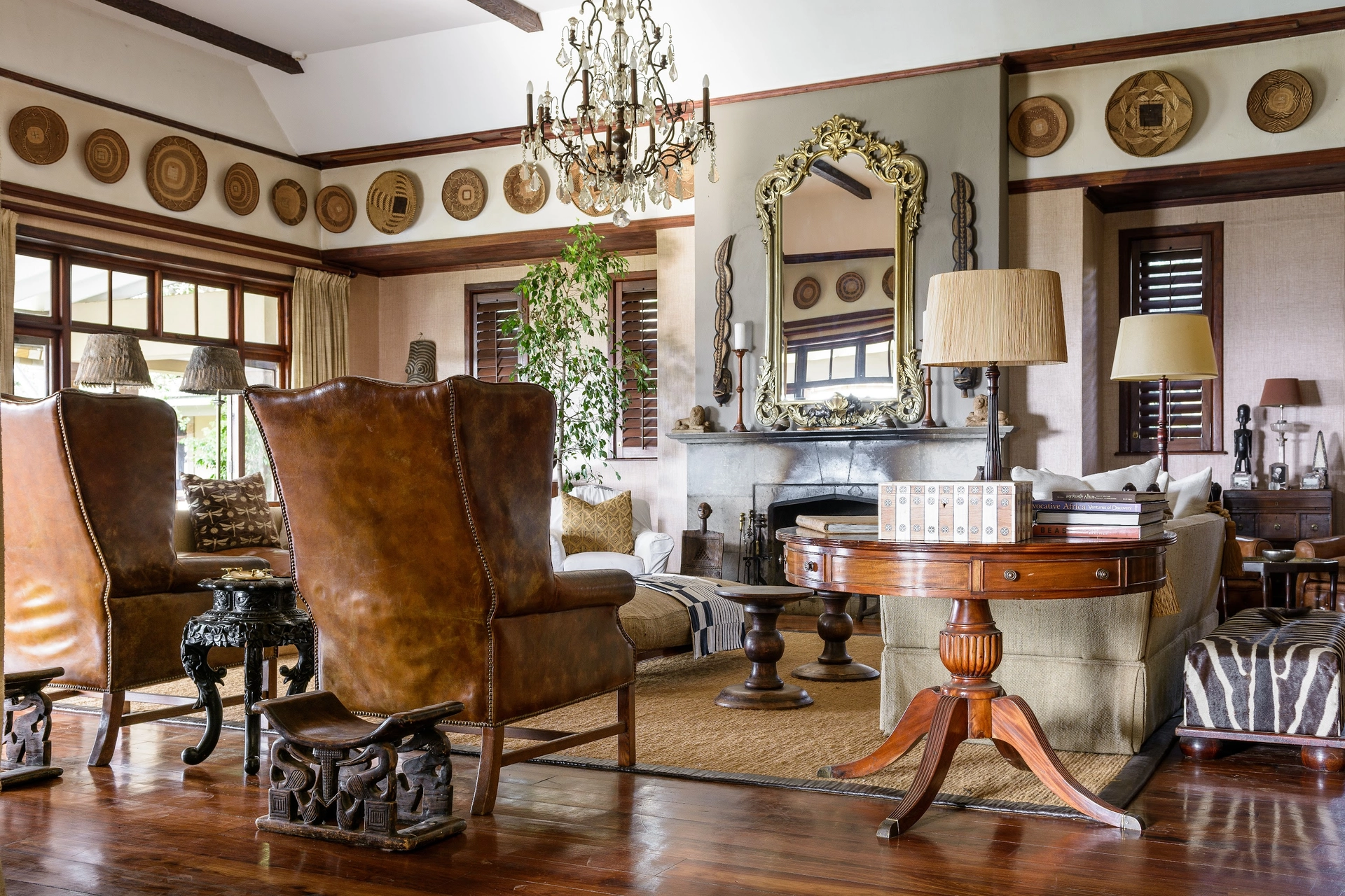 Lounge der Sasakwa Lodge im Stil eines edwardianischen Farmhauses mit Ledersesseln