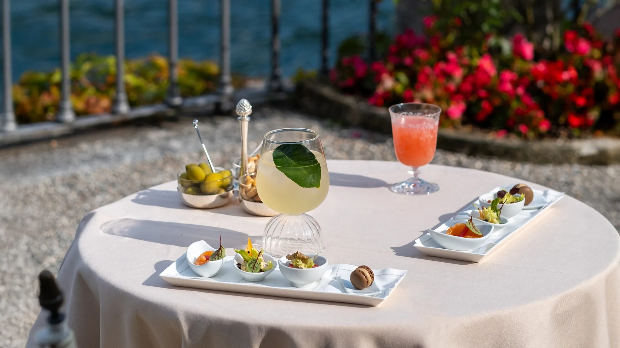 Bar Canova der Villa d'Este mit Stuck, Gemälden und tiefen Sesseln