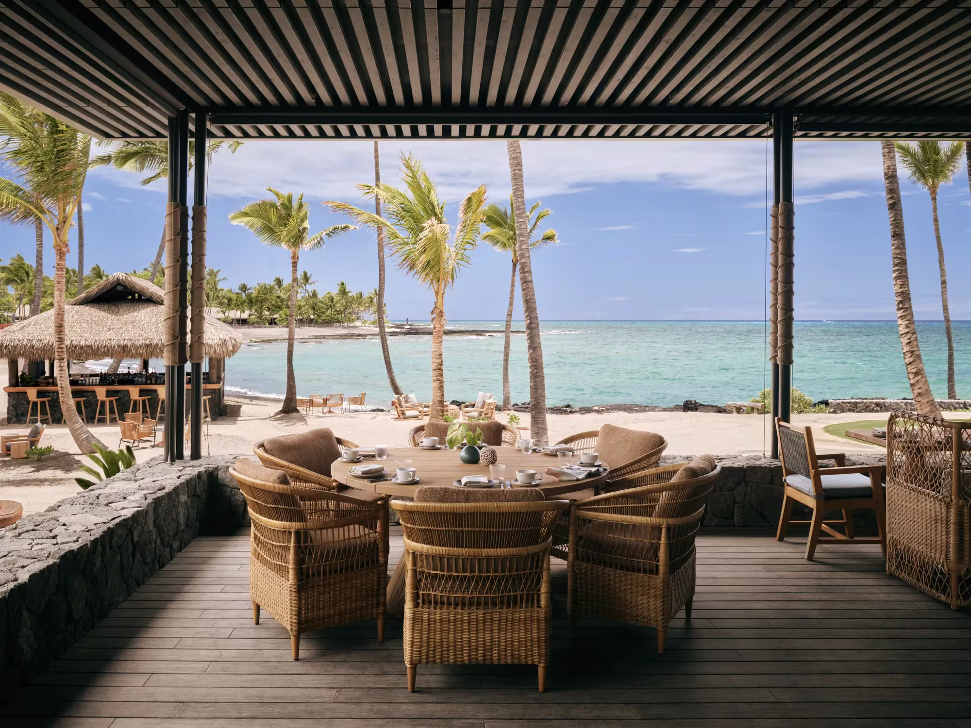 Sitzbereich des Moana Restaurant im Rosewood Kona Village unter Palmen