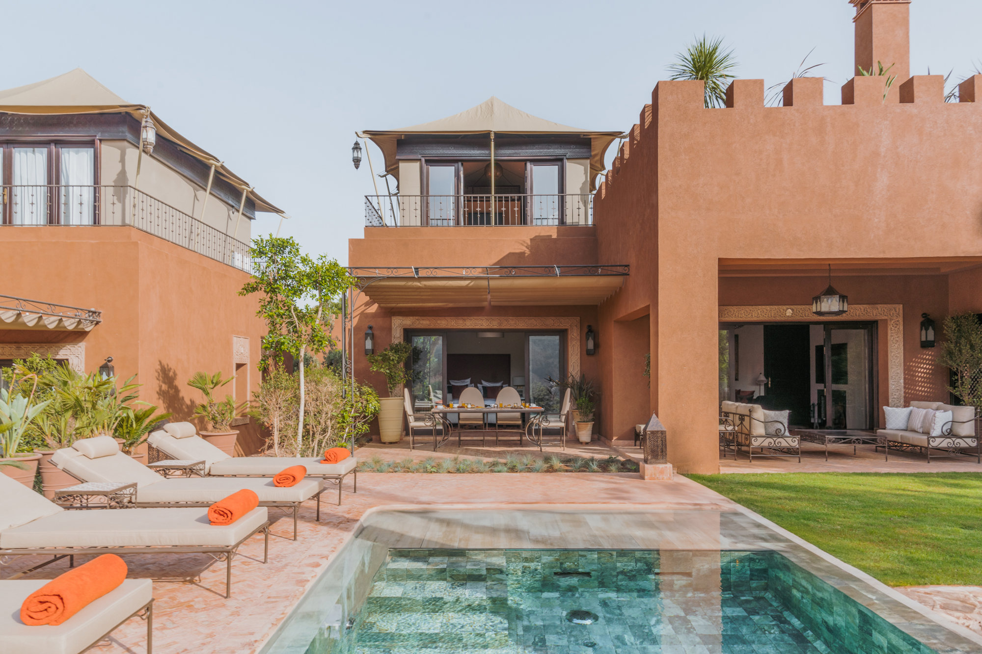 Riad-Pool zwischen Rosen und Olivenbäumen
