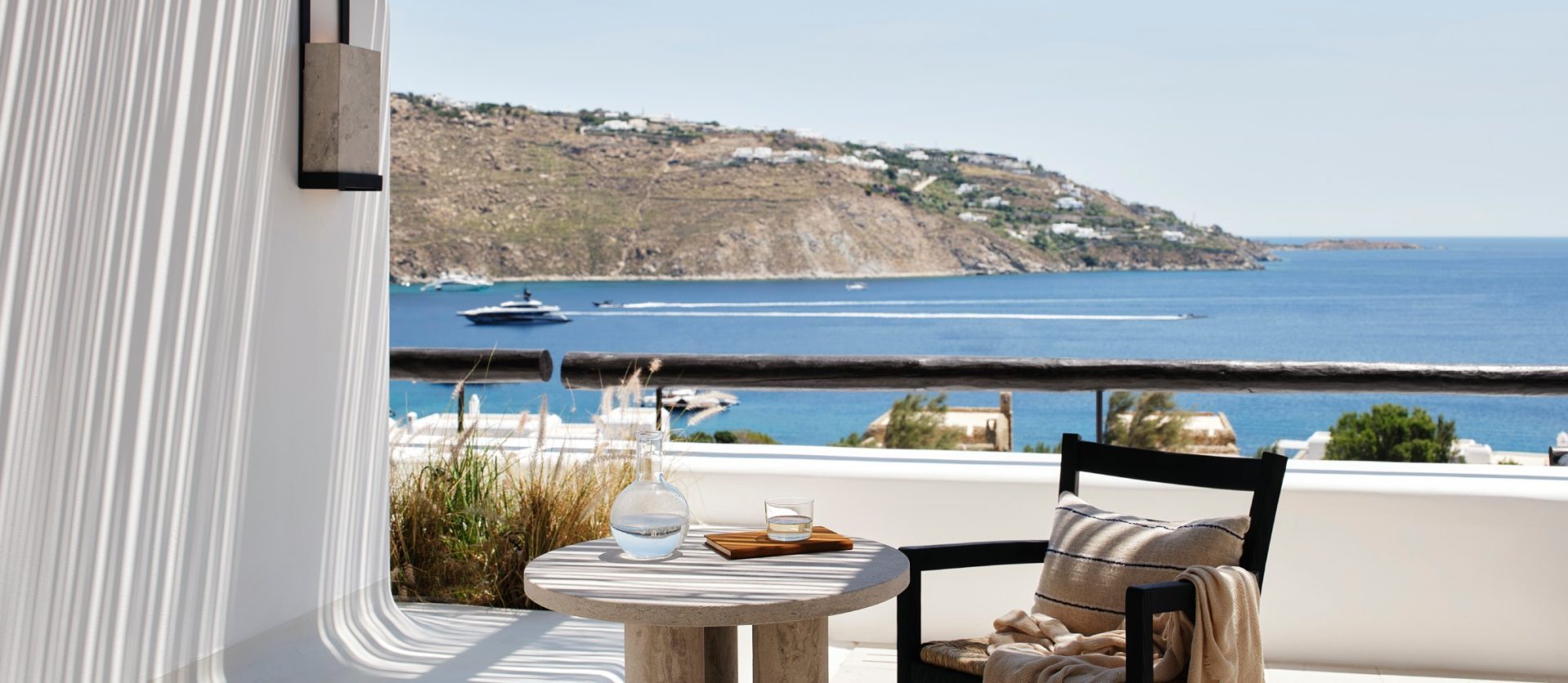 Terrasse von Kalesma mit Blick über Ornos und die Ägäis