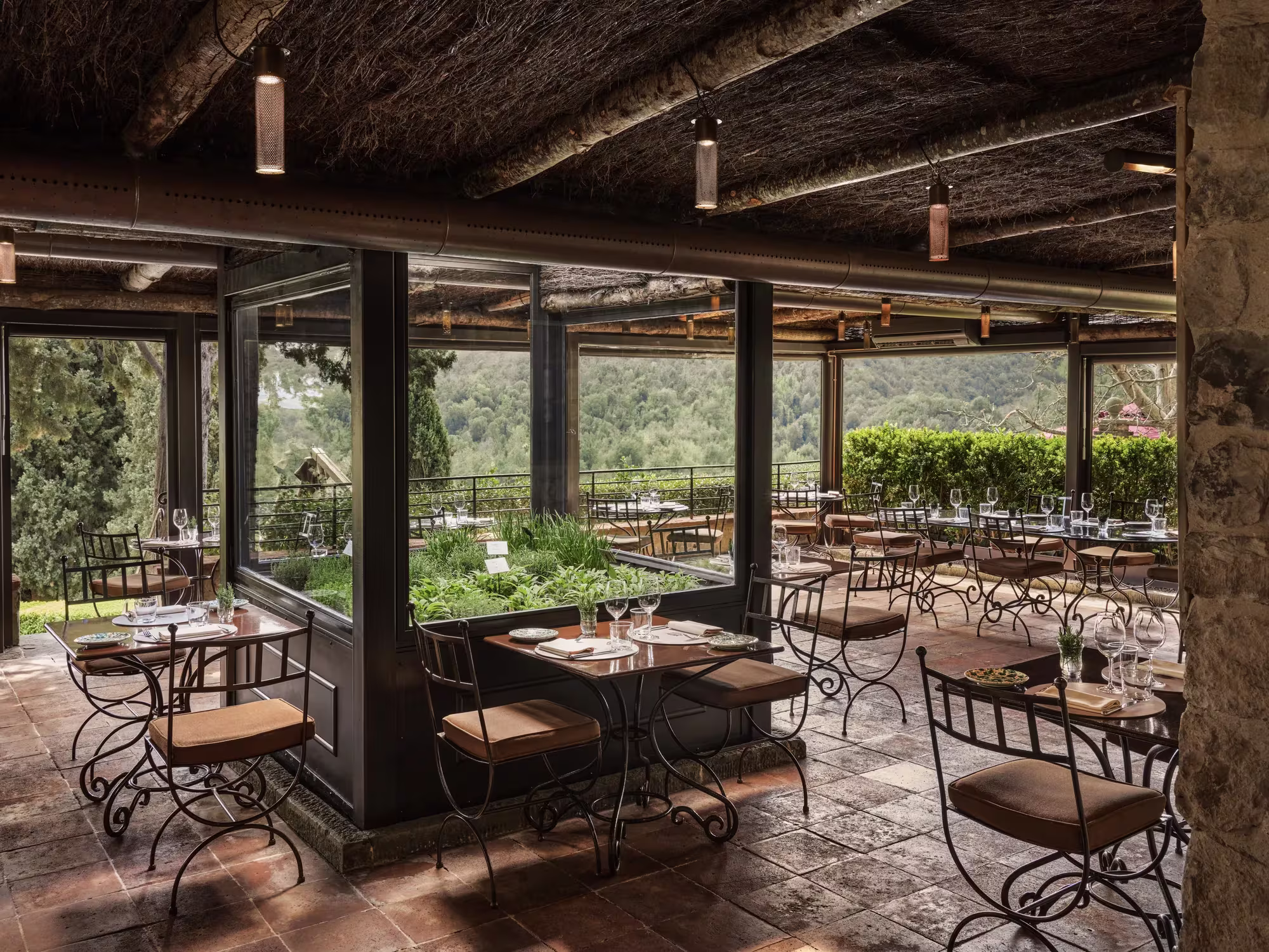 Osteria La Canonica in Castiglion del Bosco mit gedeckten Tischen unter Steingewölben
