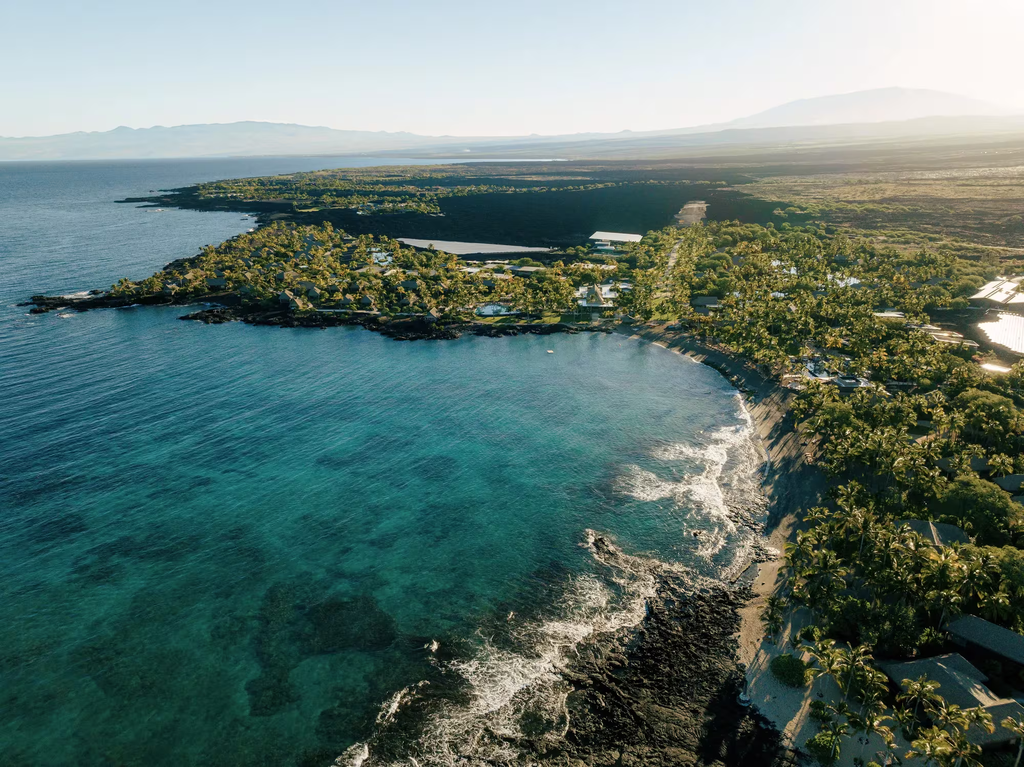 Luftaufnahme des Rosewood Kona Village mit einzelnen Hale an der Kahuwai Bay