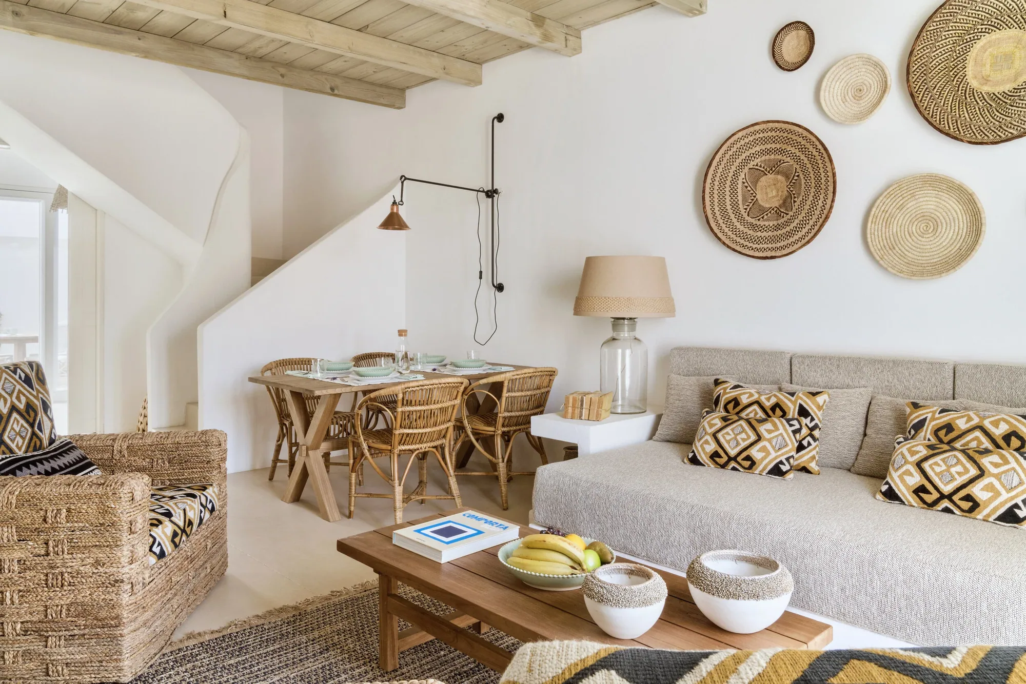Suite mit hohem Dach, hellem Holz und Terrasse