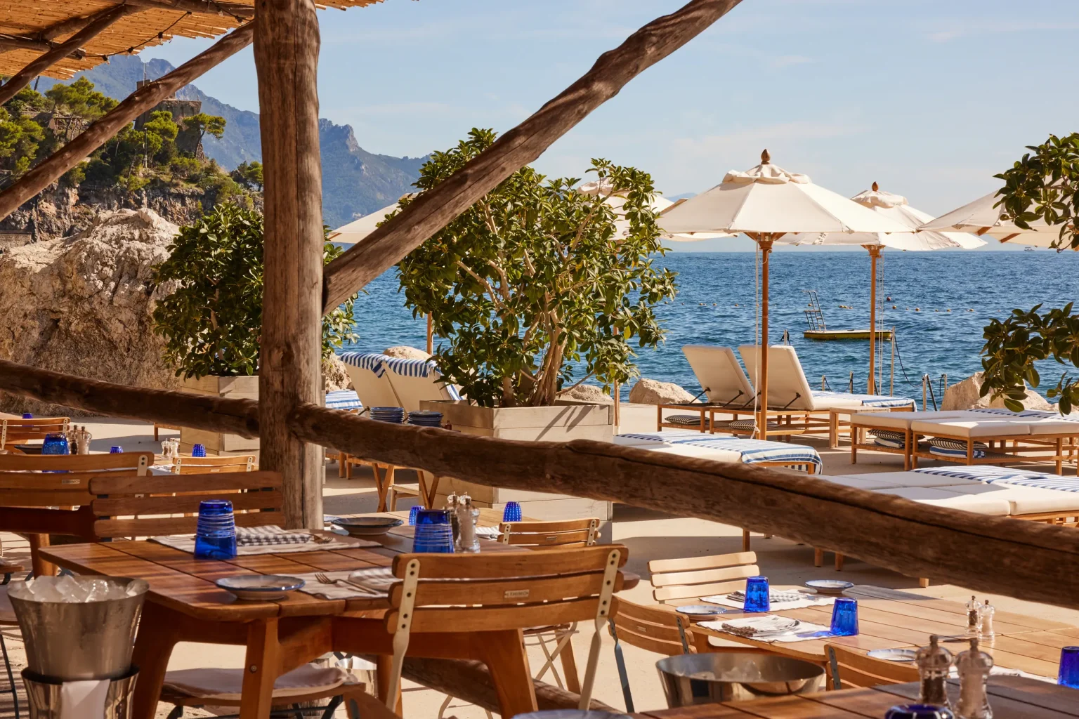 Gedeckte Tische des Strandrestaurants Marinella am Wasser