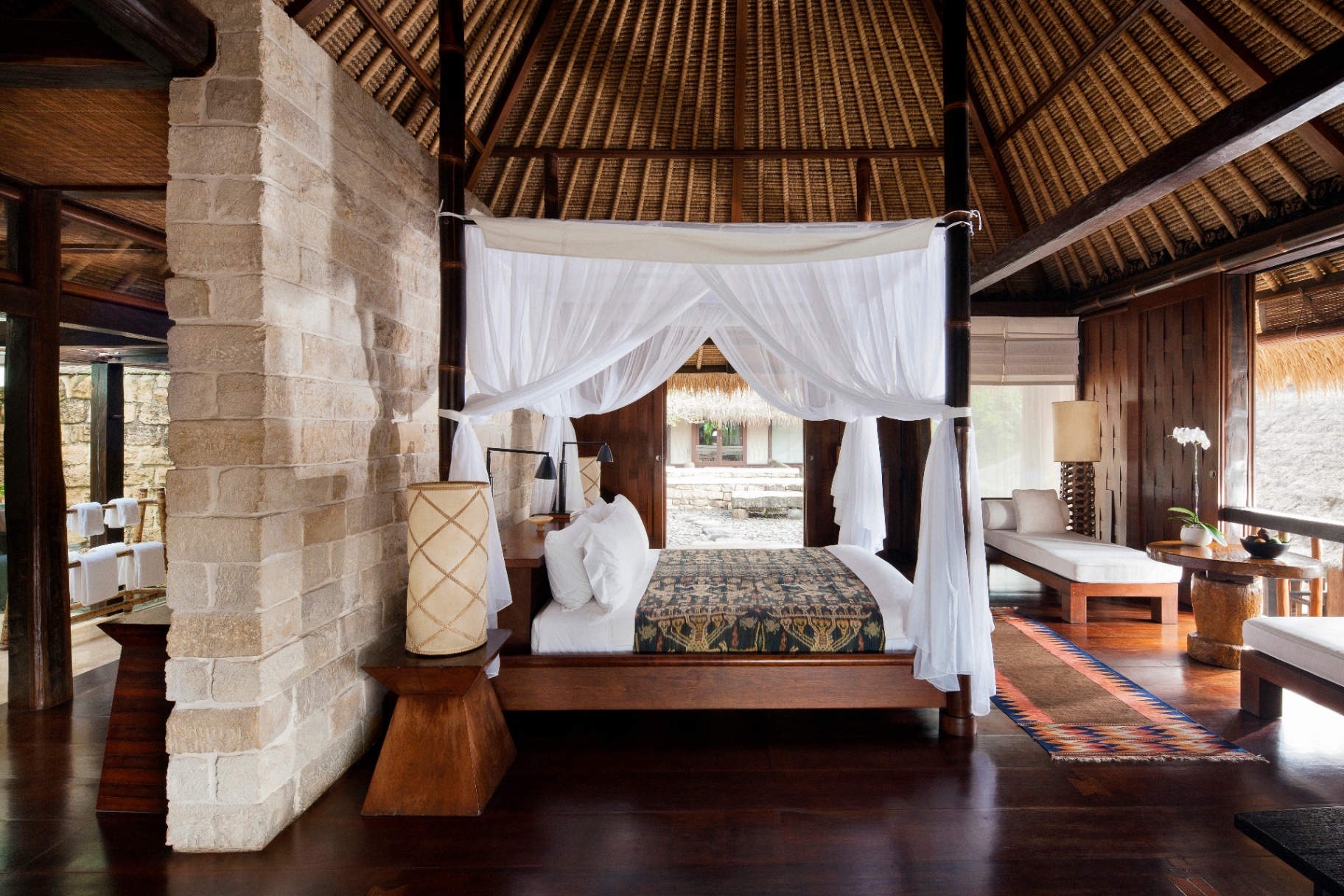 Estate Suite in Tejasuara mit Himmelbett, Naturstein und hohem Reetdach