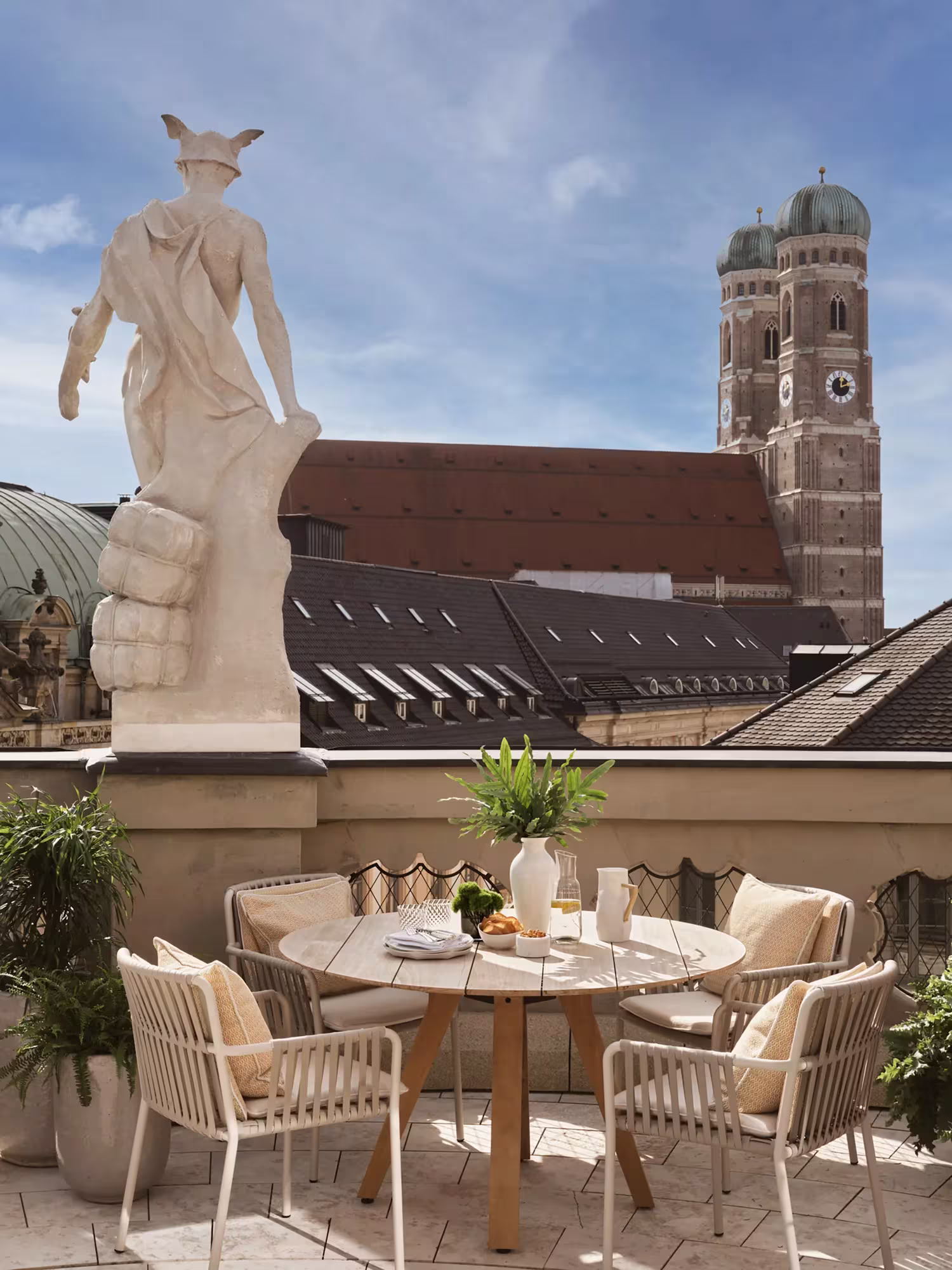 Terrasse des Prinzessin-Augusta-Hauses im Rosewood Munich über den Dächern der Altstadt