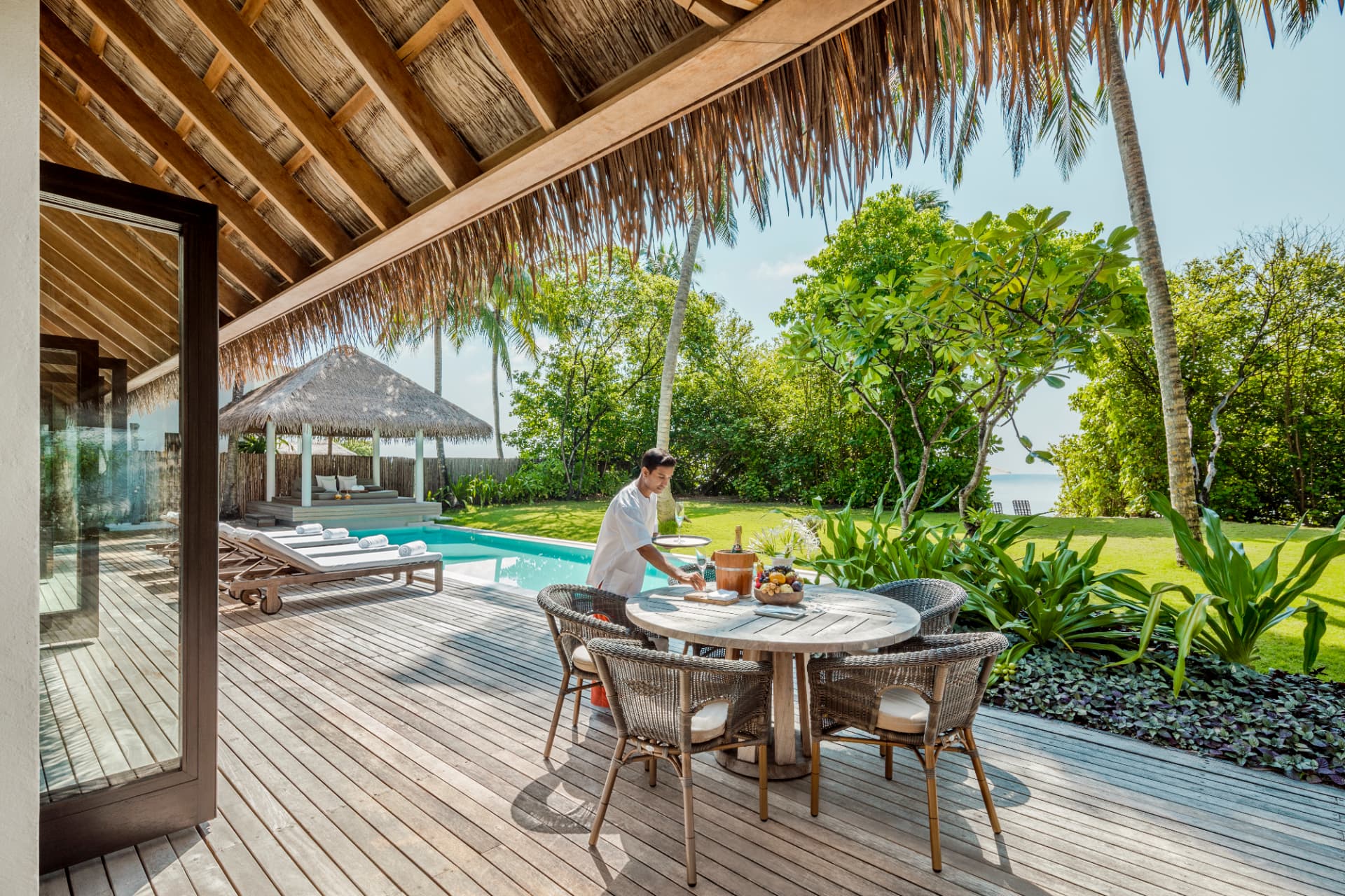 Terrasse der Beach Villa mit Pool, Esstisch und Service am Nachmittag