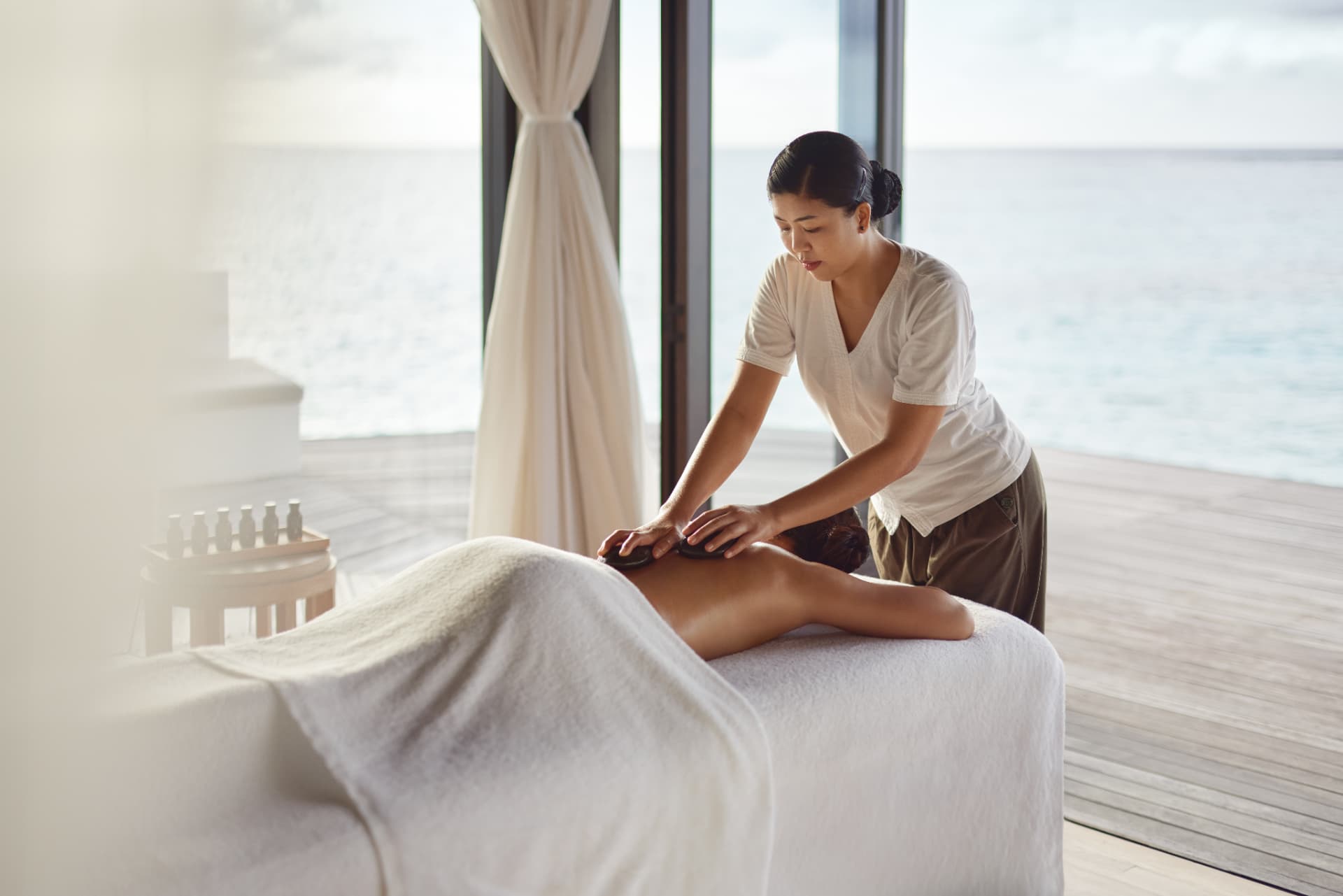 Hot-Stone-Behandlung im COMO Shambhala Retreat mit Blick über das Wasser
