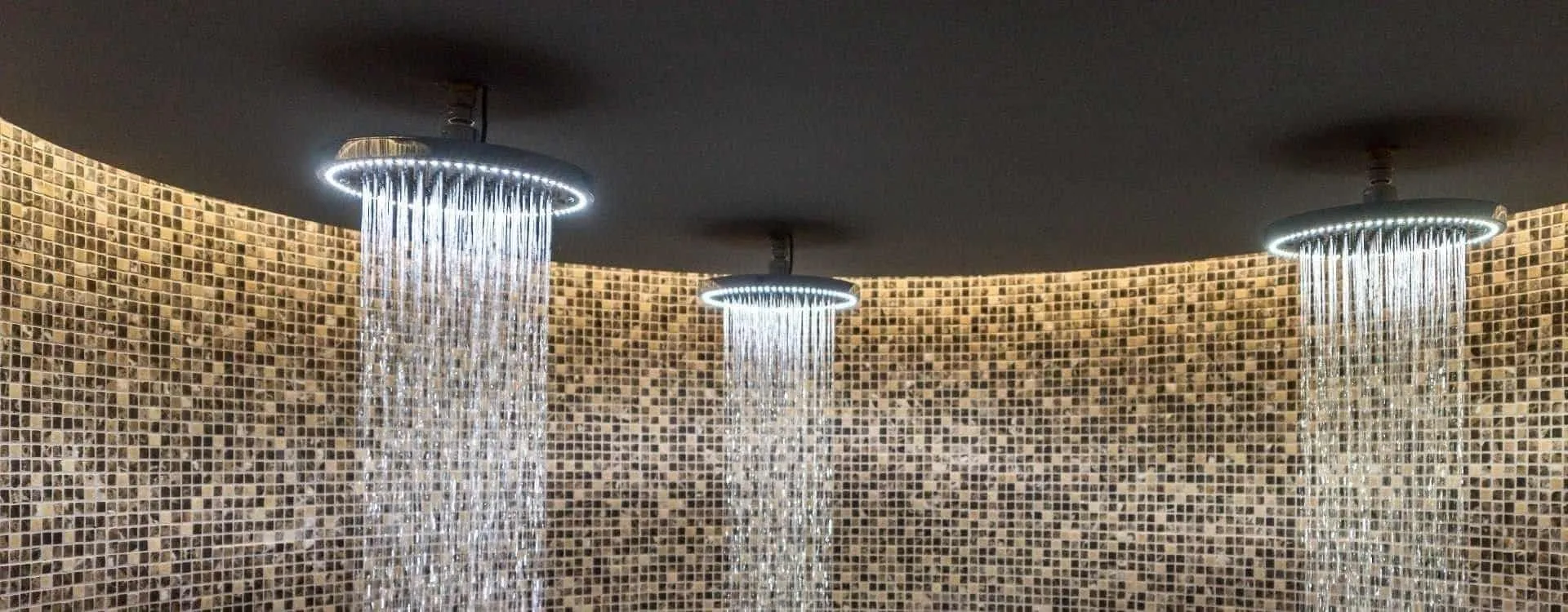 Erlebnisduschen im Wellbeing-Bereich mit Mosaikwänden