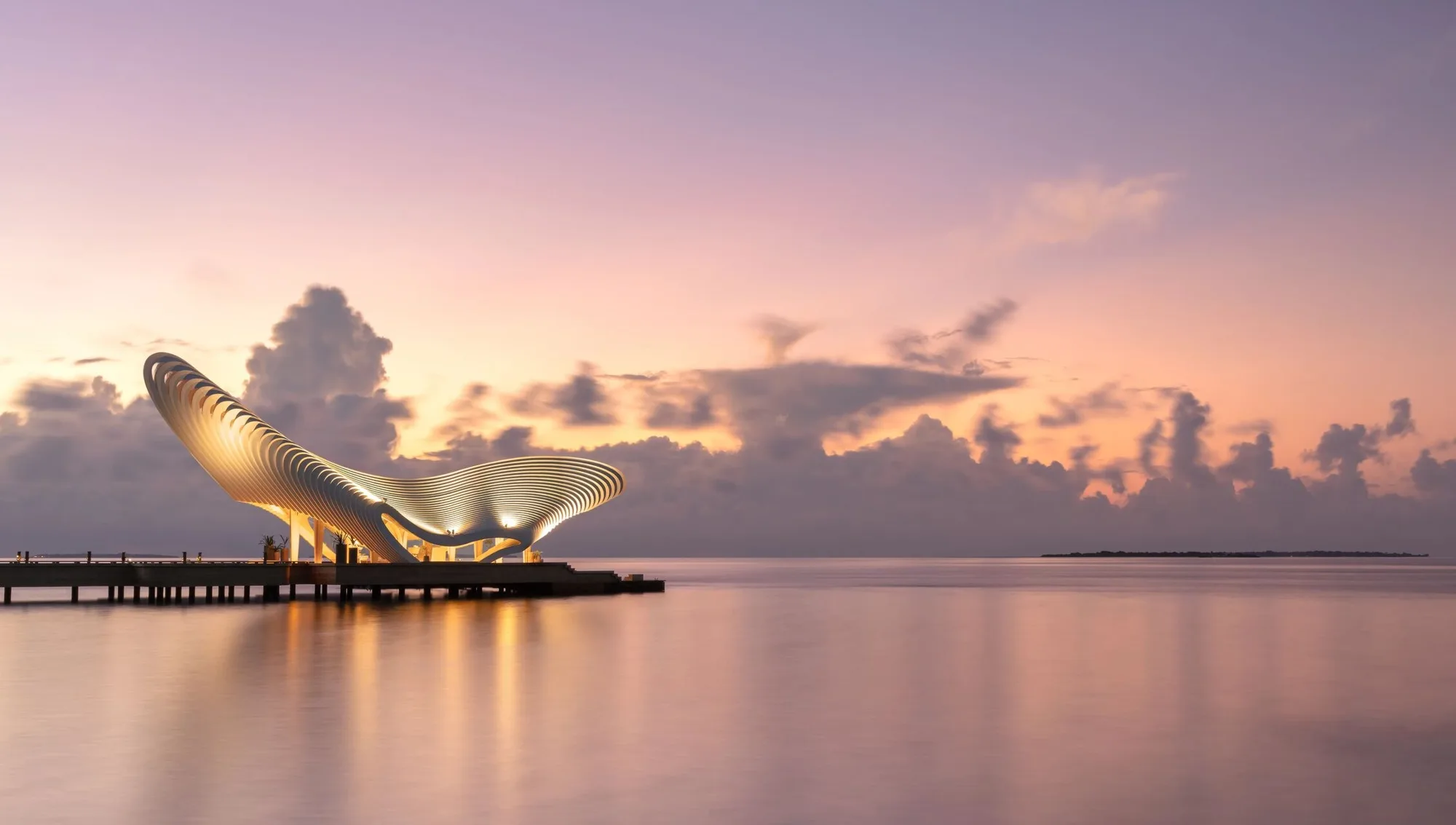 Restaurant Saoke von JOALI Maldives über dem Wasser bei Sonnenuntergang
