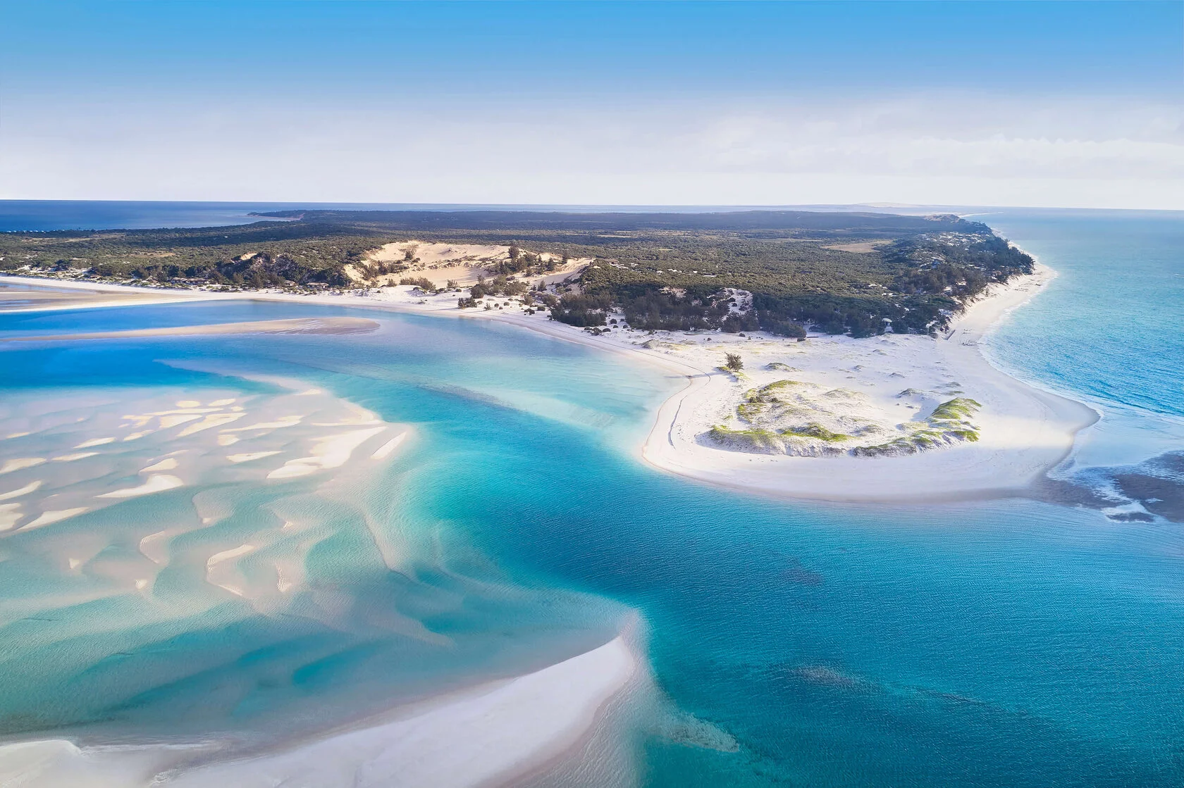 Sandbänke und Lagunen vor Benguerra Island aus der Luft