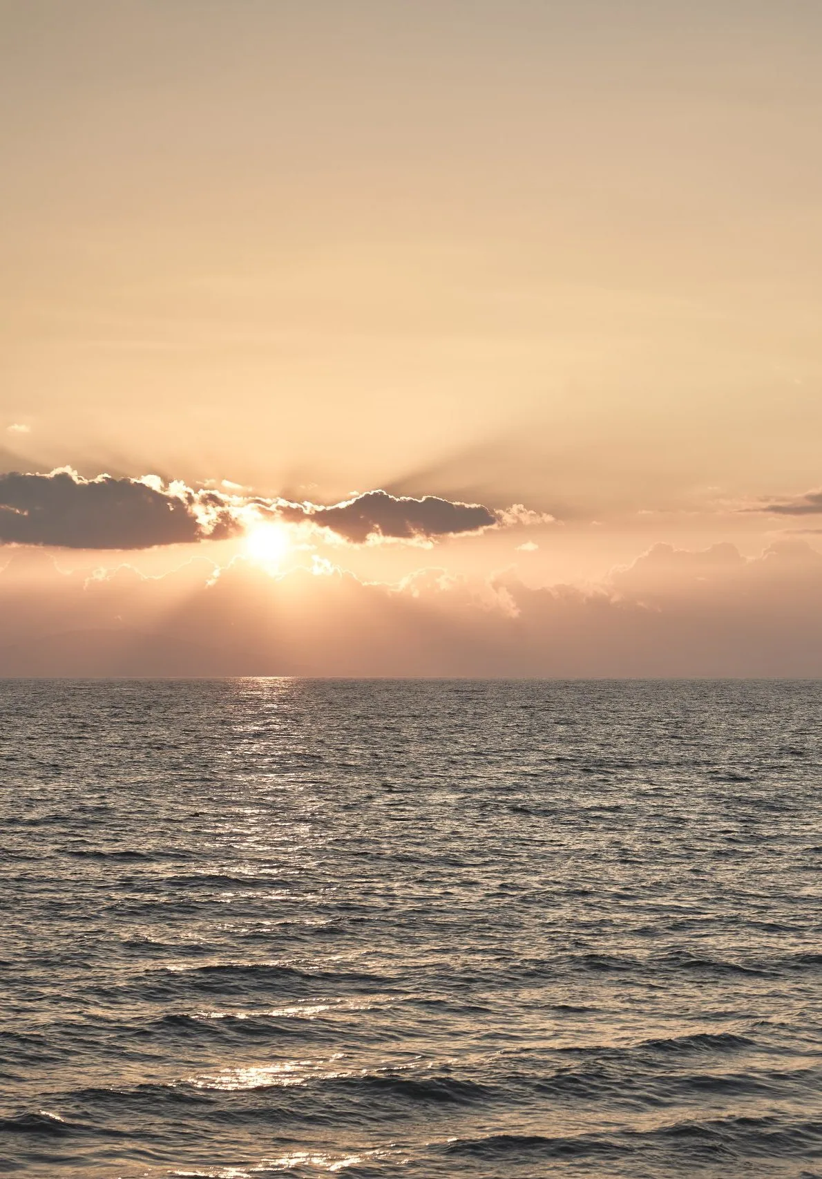 Sonnenuntergang über dem Ionischen Meer vor dem Hotel