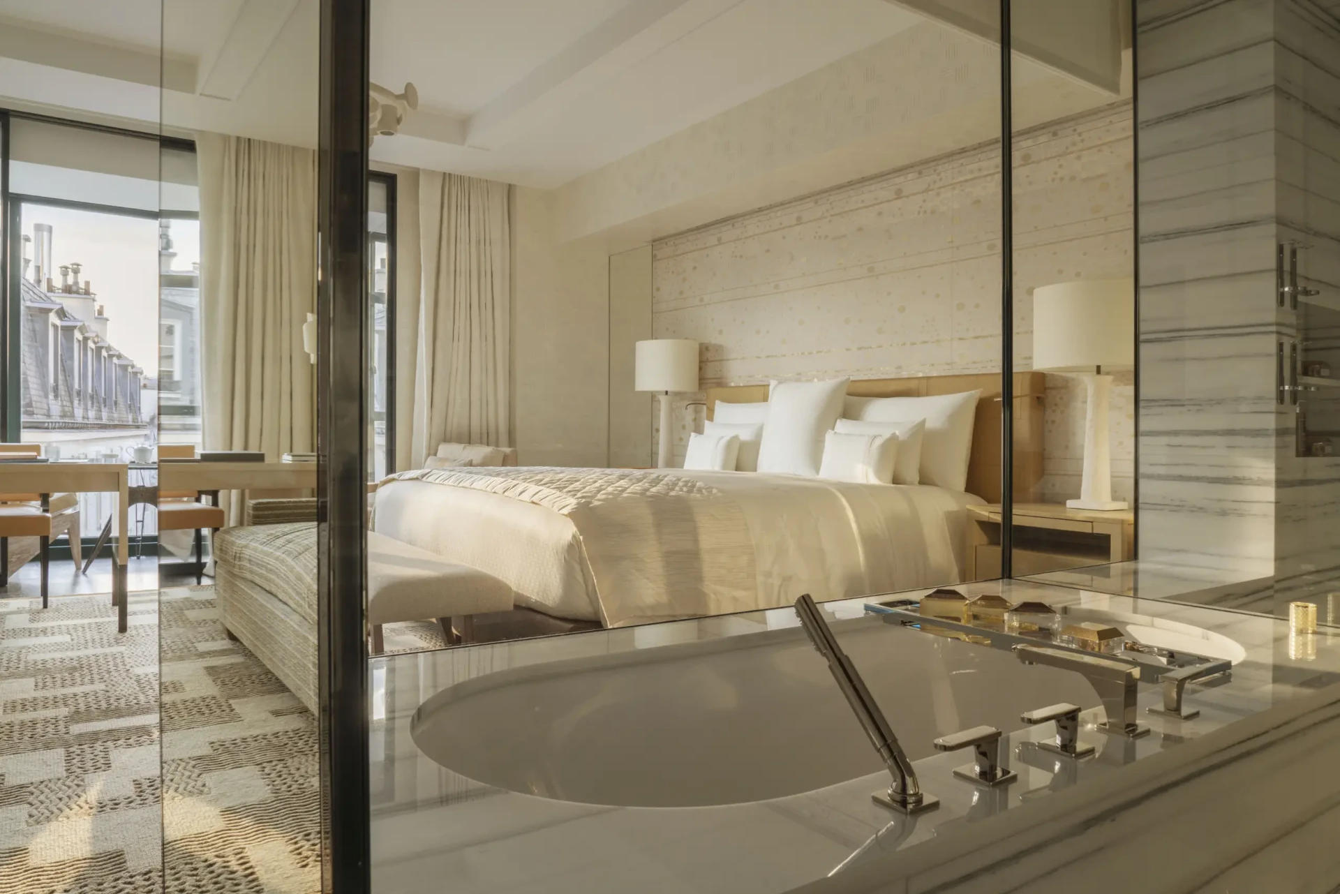 Deluxe Zimmer zum Louvre mit hellem Leinenbett, Marmorbad hinter Glas und Blick auf die Pariser Dächer