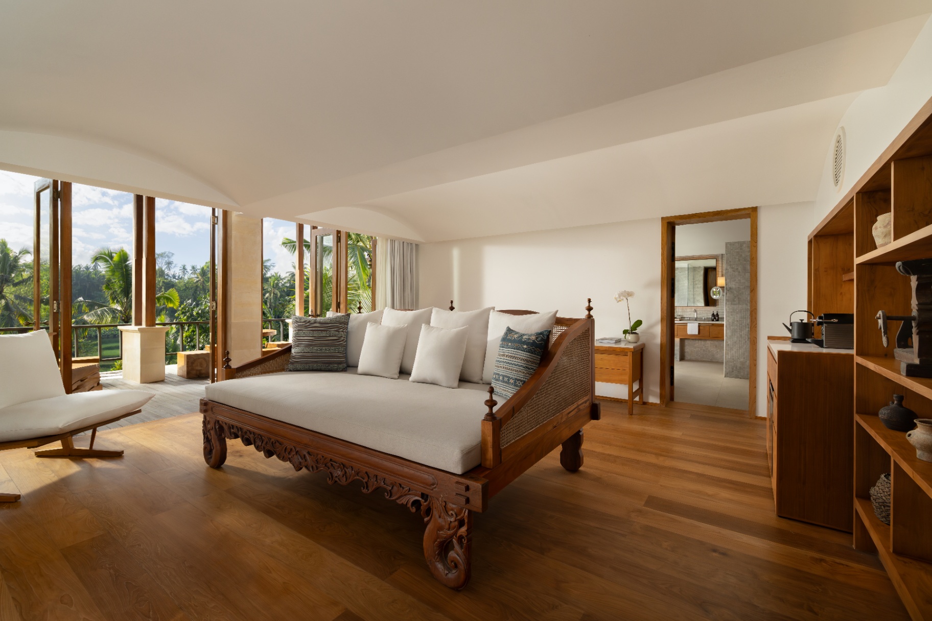 Arbeits- und Ruhebereich der Estate Suite in Bayugita mit geschnitzter Daybed