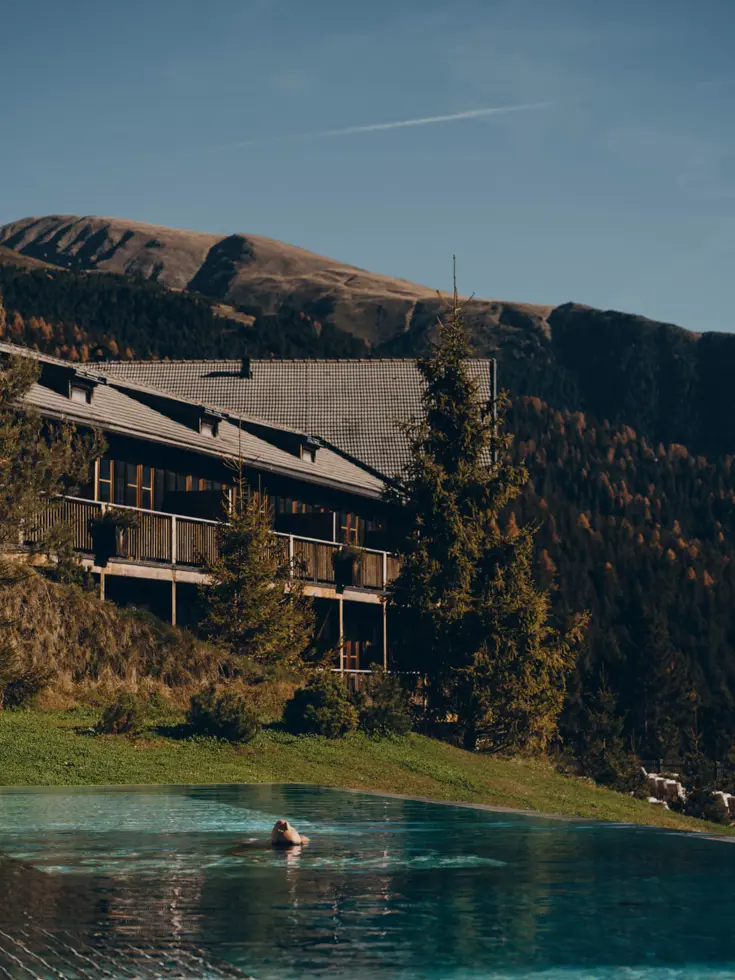 Aussenpool über dem Tal mit Blick auf Wald und Bergrücken