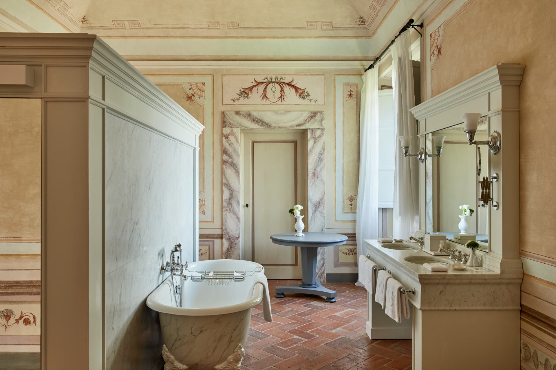 Bad der Heritage Suite mit freistehender Wanne unter bemaltem Gewölbe