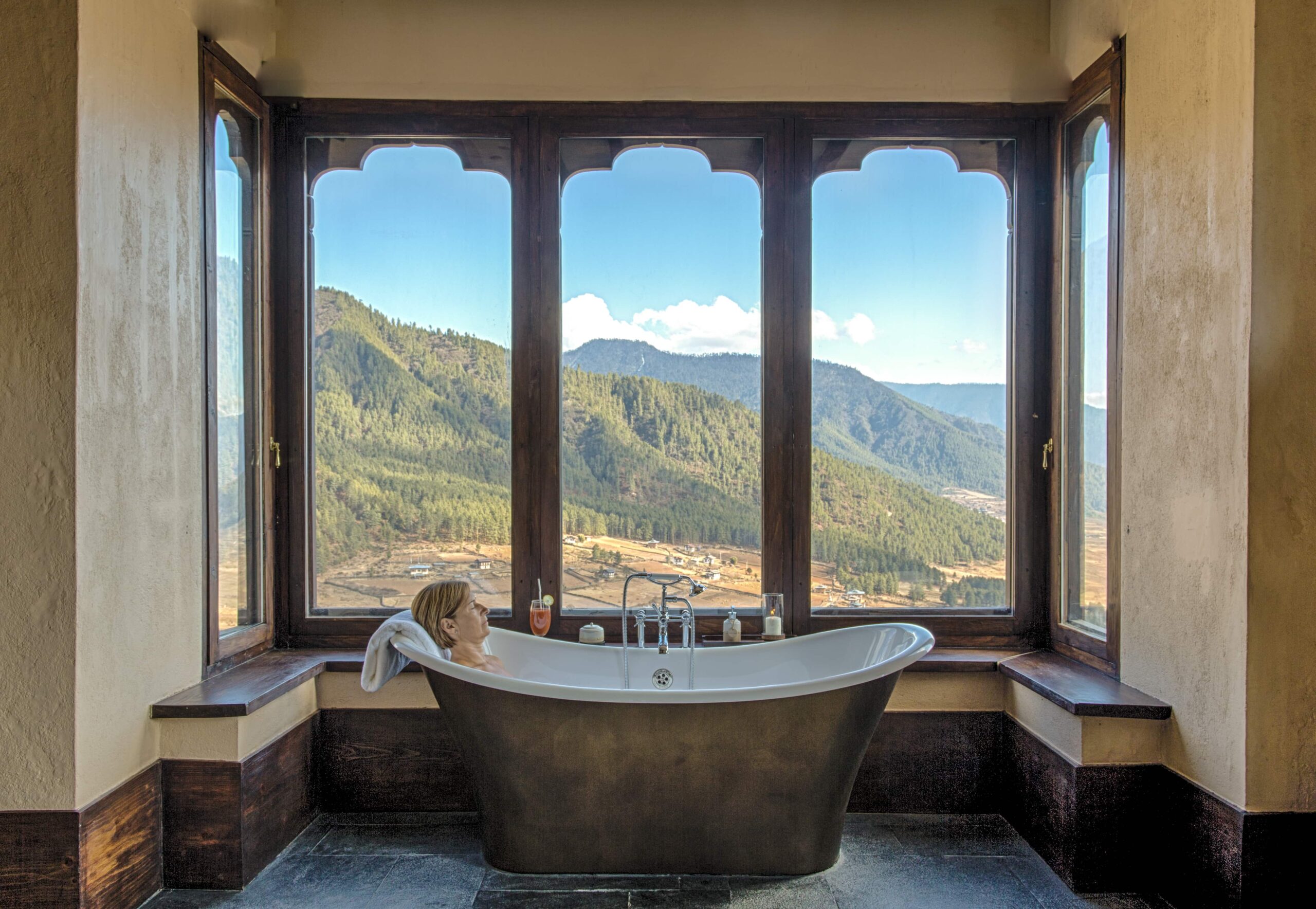 Badewanne am Fenster mit Blick ins Phobjikha-Tal