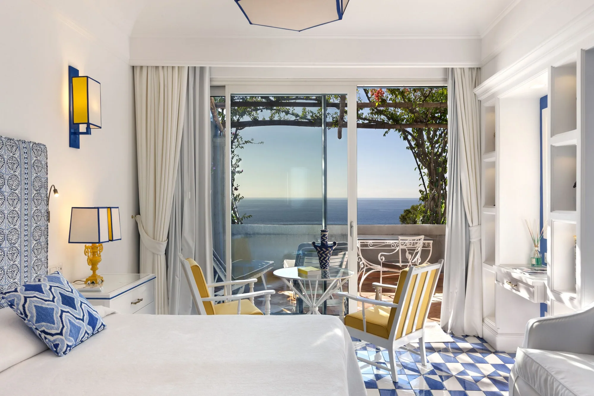 Blick von einer Terrasse des Il San Pietro über die Bucht von Positano