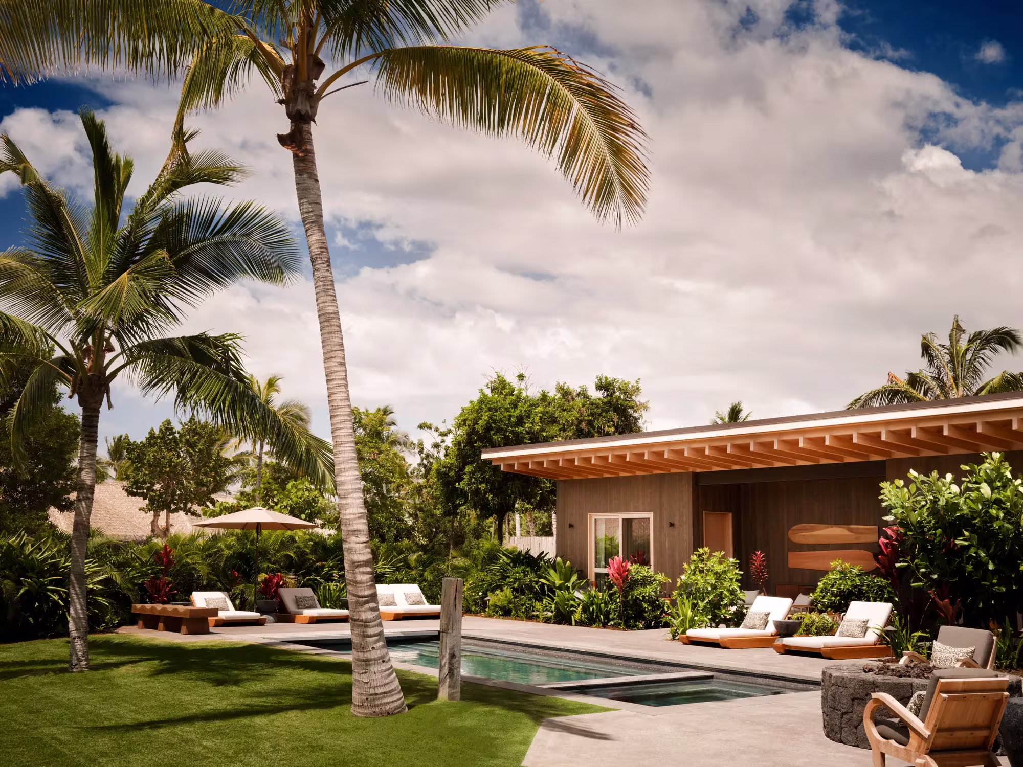 Ohana Suite im Rosewood Kona Village mit privatem Pool, Terrasse und Palmen vor der Küste