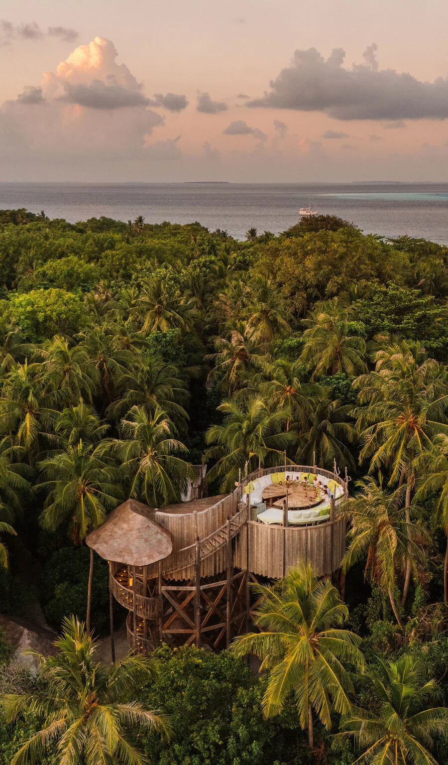 Baumhaus-Restaurant über den Palmenkronen von Soneva Fushi