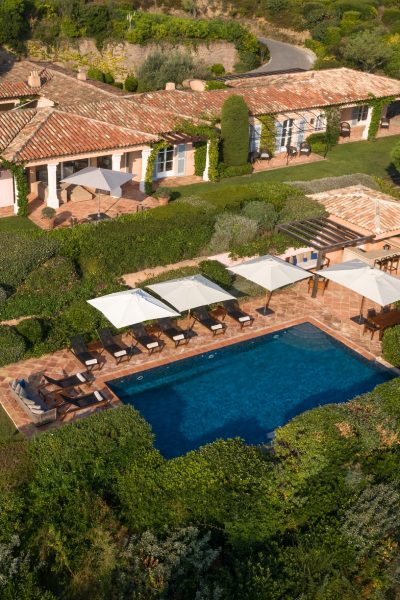 Langer Pool über den Pinien mit Blick auf das Mittelmeer