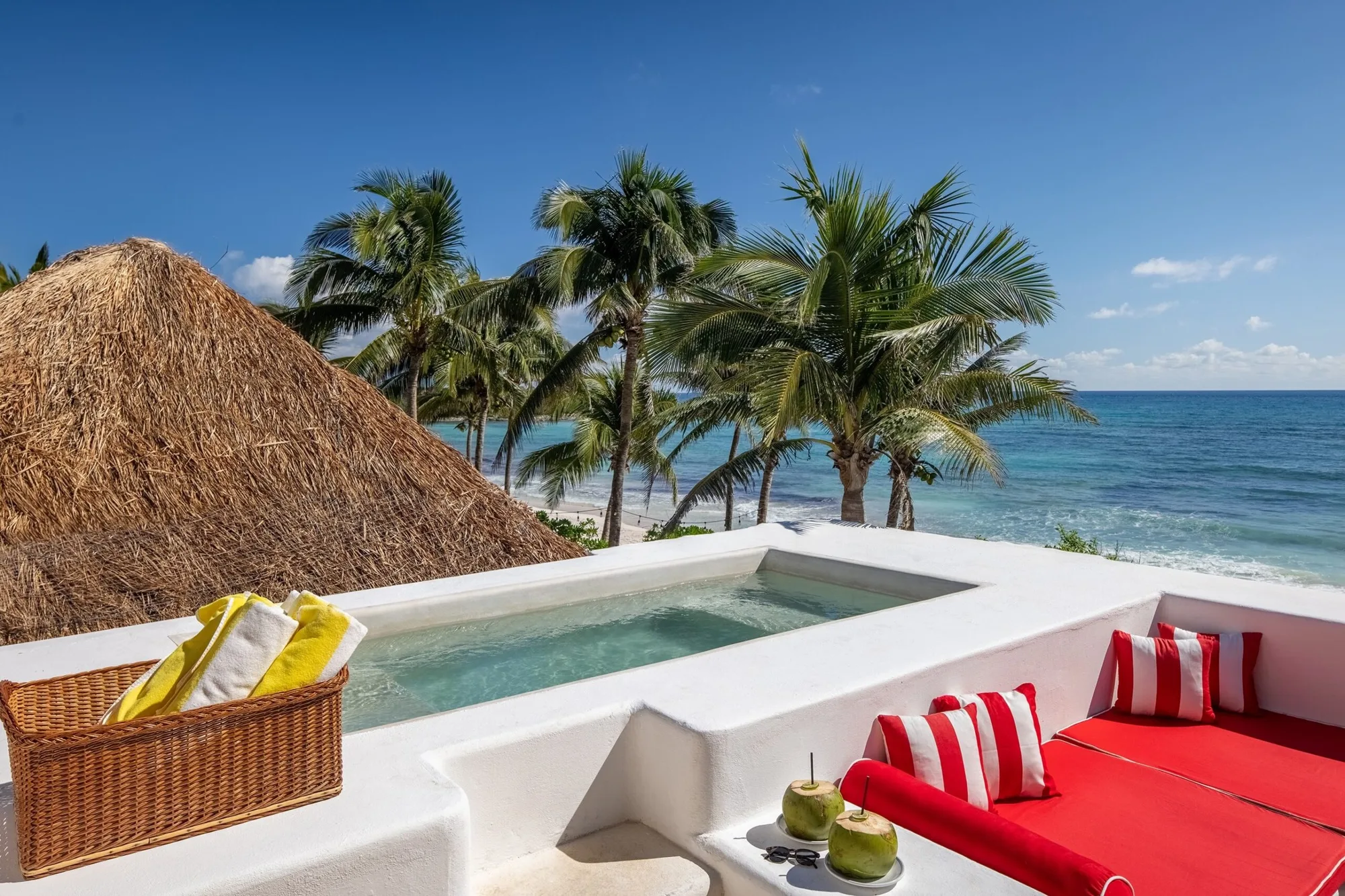 Pool von Hotel Esencia mit Palmen und Blick auf das Karibische Meer