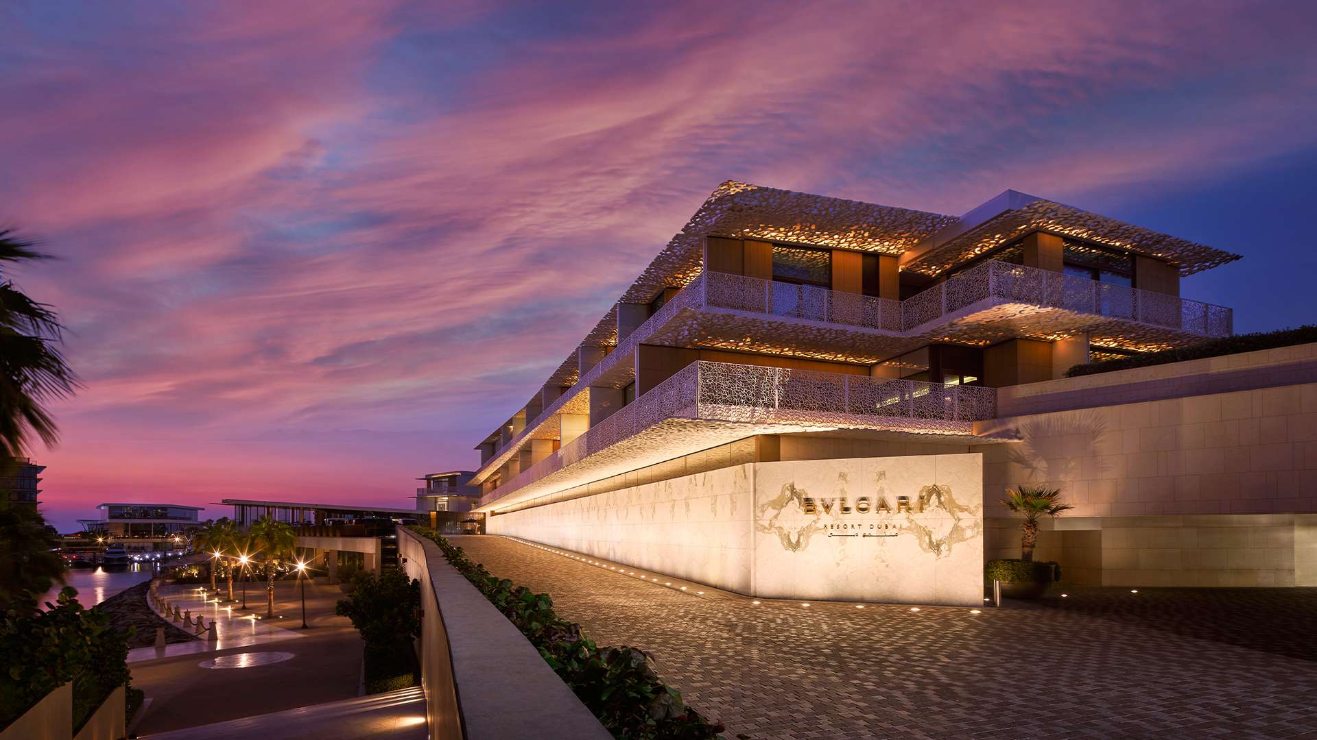 Beleuchtete Anfahrt zum Bulgari Resort Dubai in der Abenddämmerung