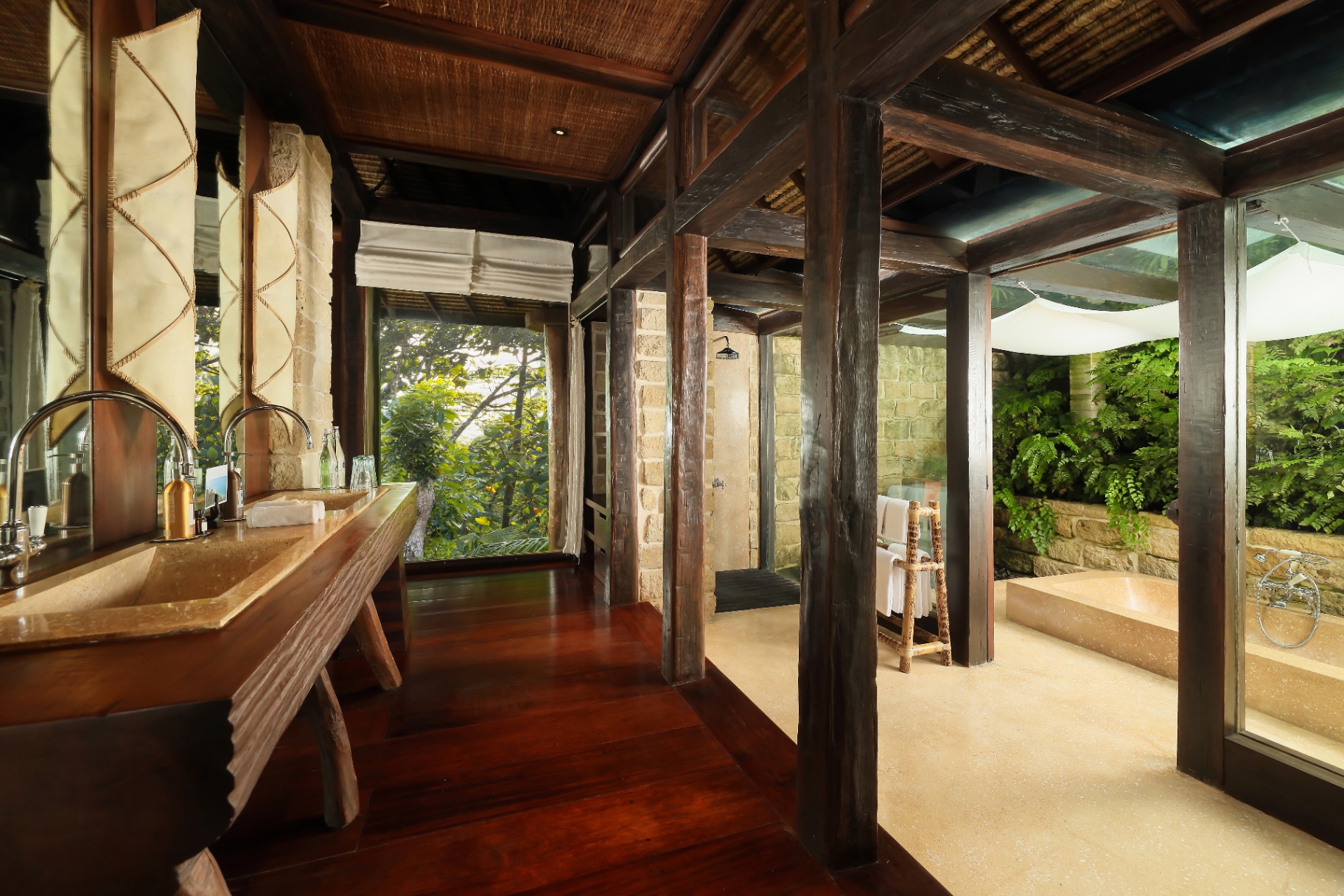 Badezimmer der Terrace Suite in Tejasuara mit Steinwanne und Farnwand