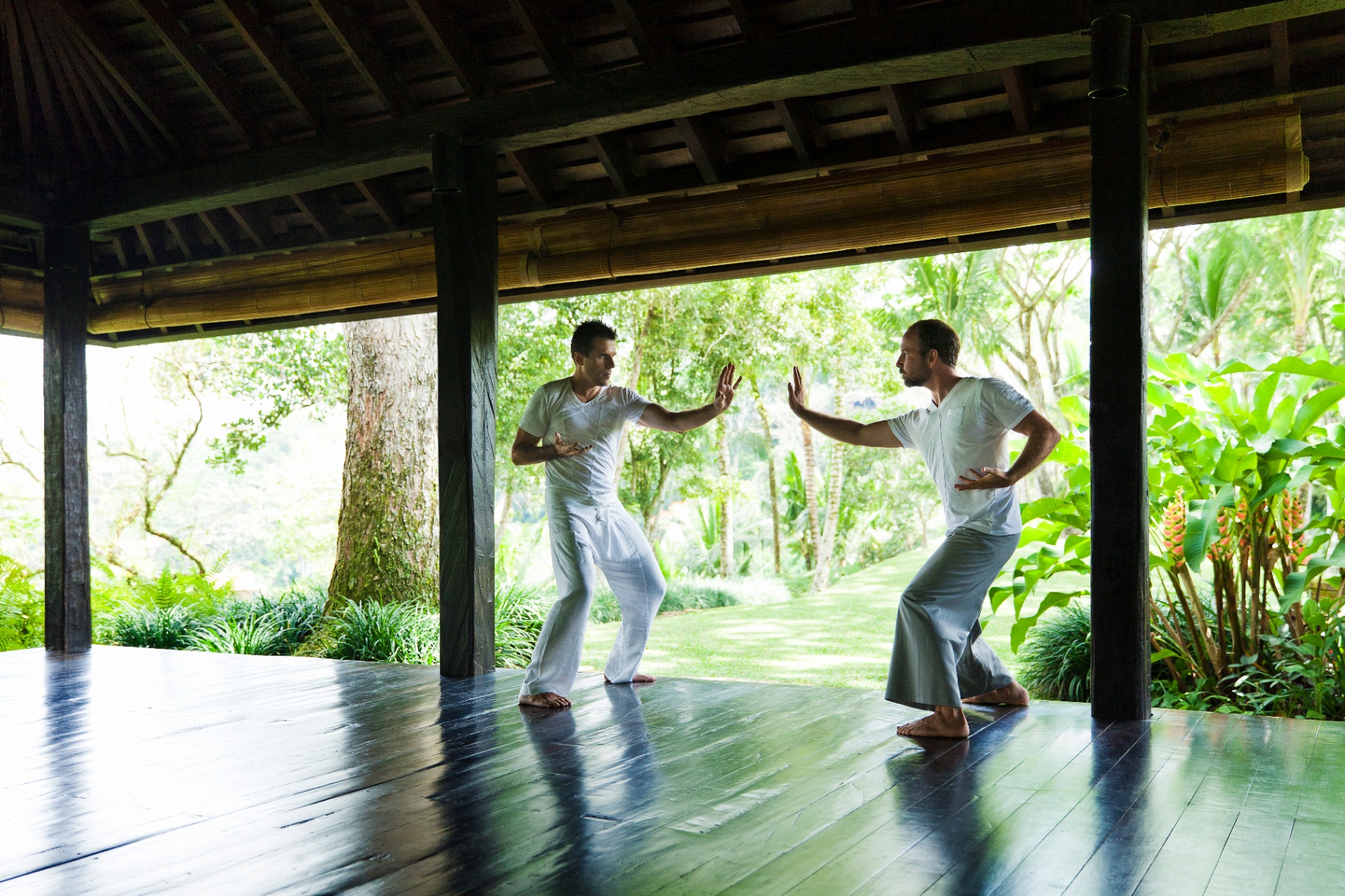 Qigong im offenen Pavillon oberhalb des Tals am Morgen
