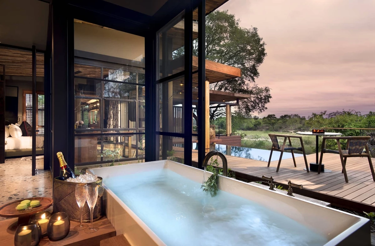 Badewanne der Suite mit Blick über die Terrasse in den Busch