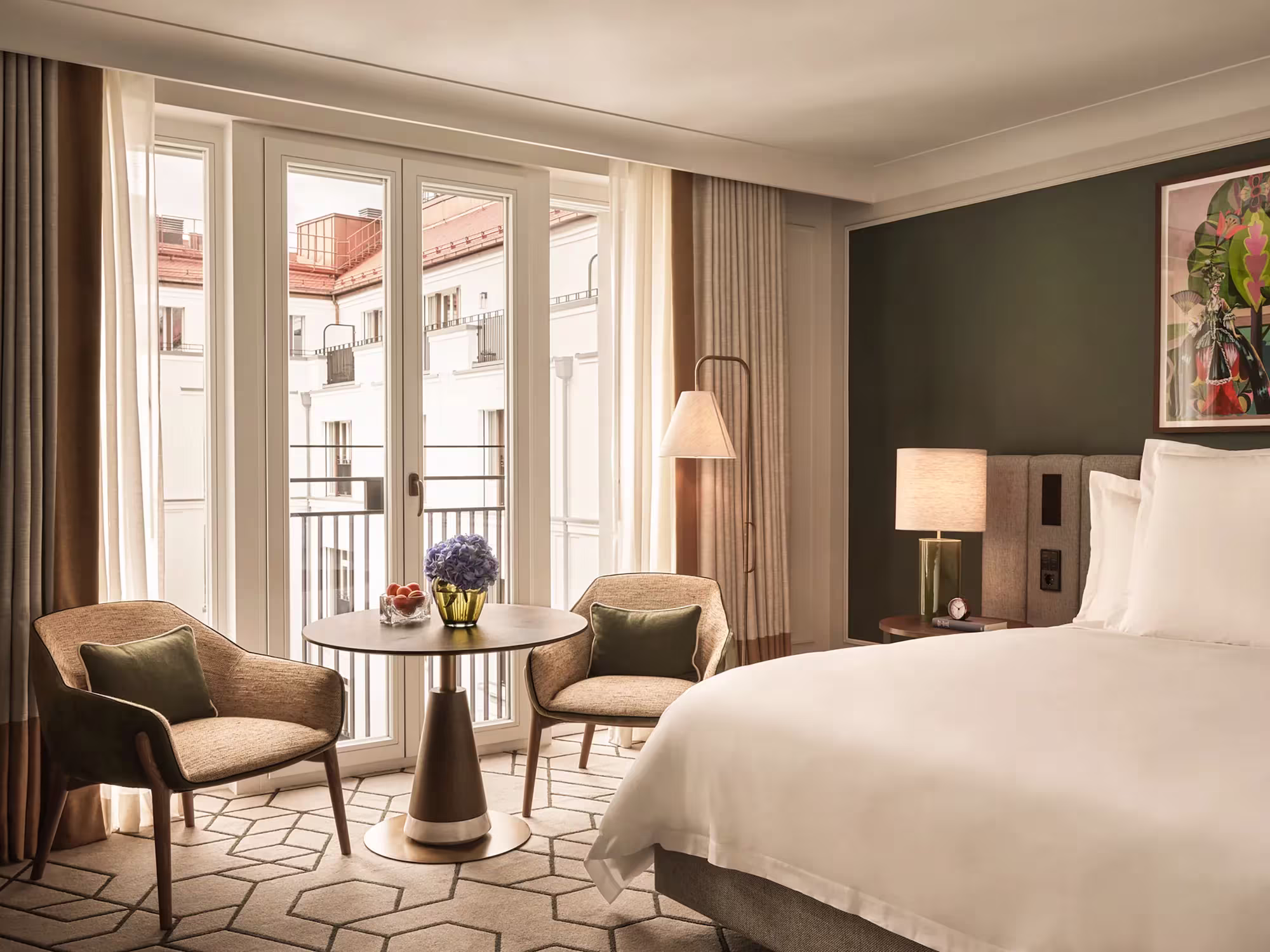 Deluxe Room im Rosewood Munich mit Blick in den Innenhof