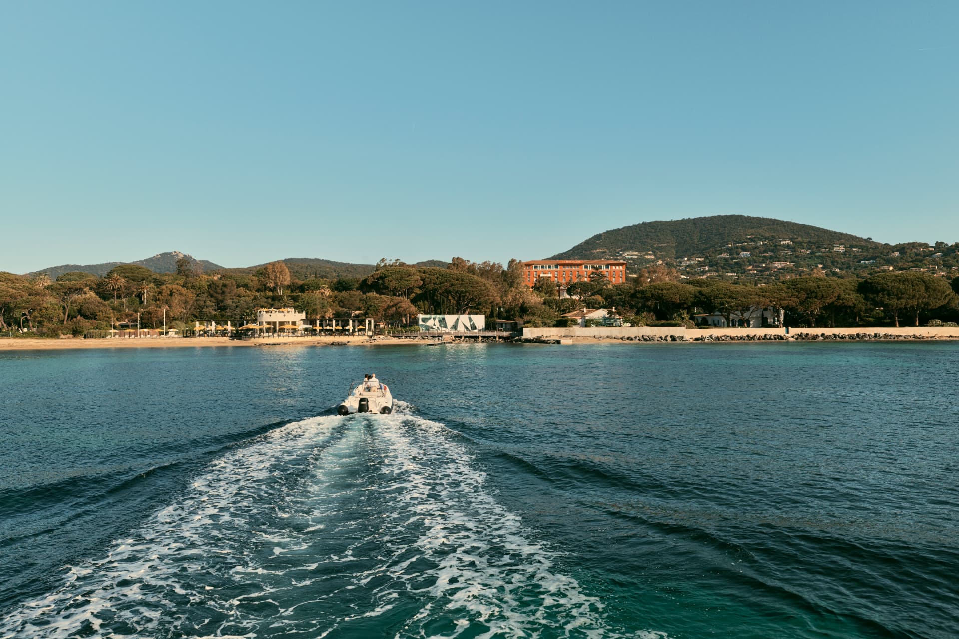 Bootstransfer über die Bucht mit Blick zurück auf das Haus