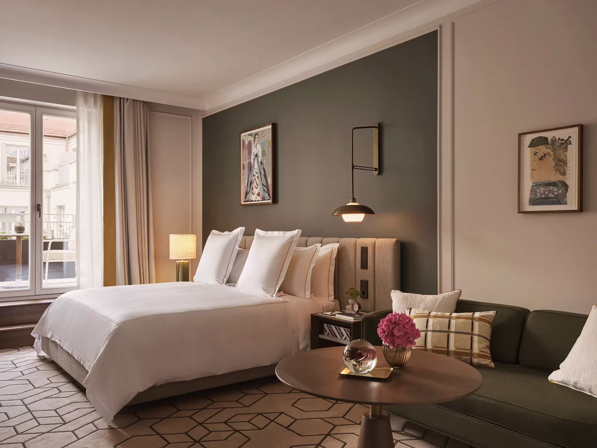 Schlafbereich der Junior Suite 405 im Rosewood Munich