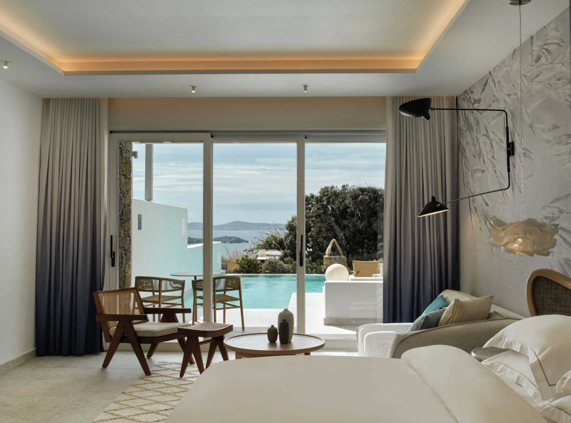 Suitenterrasse mit privatem Pool und Blick aufs Meer
