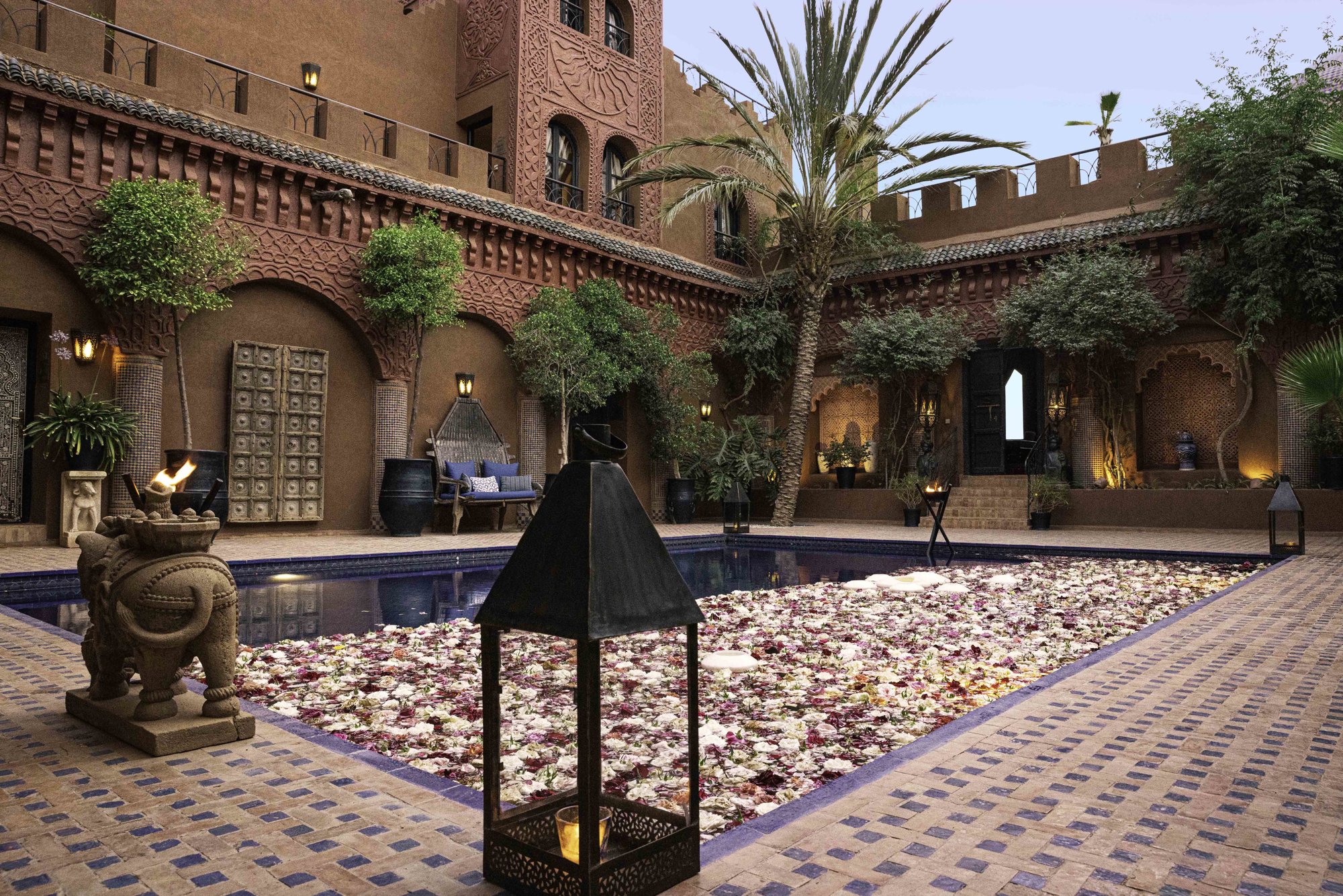 Beleuchteter Pool der Kasbah am Abend