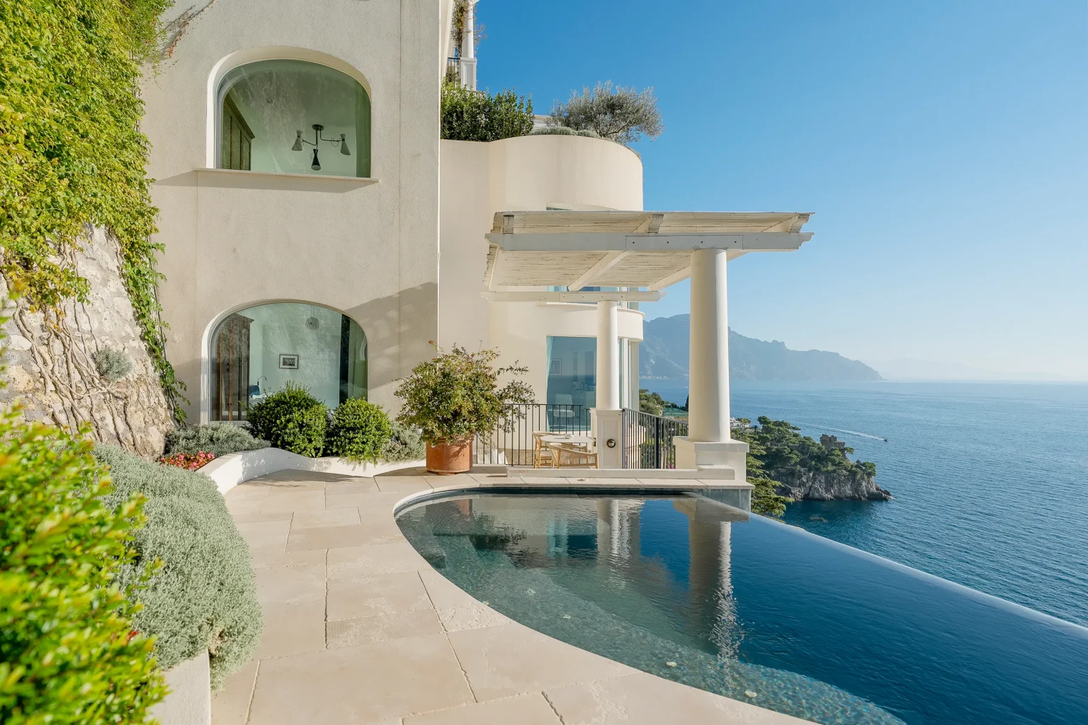 Infinity-Pool des Borgo Santandrea über der Amalfiküste
