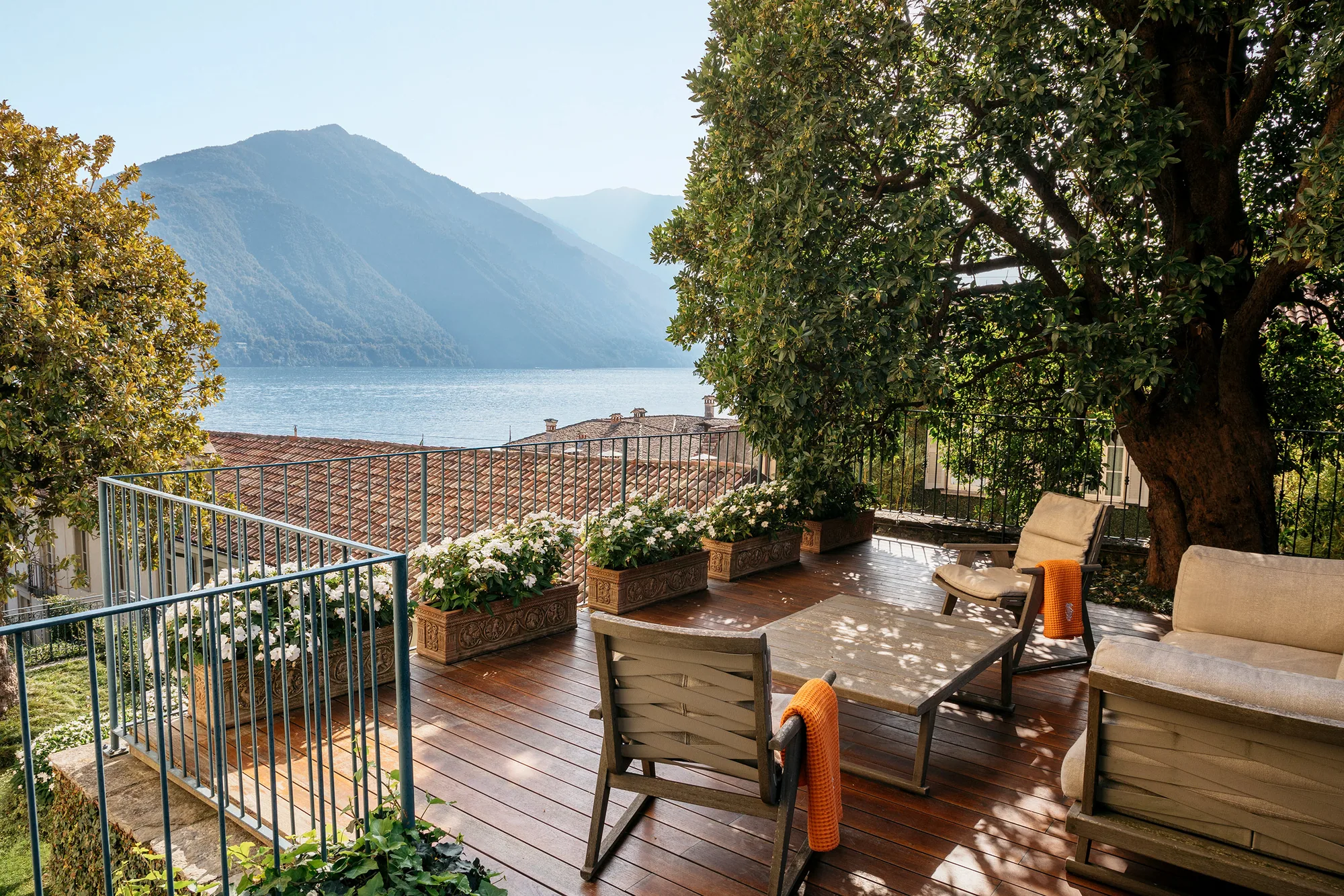 Liegen auf der Terrasse zwischen Blumen mit Blick auf den See