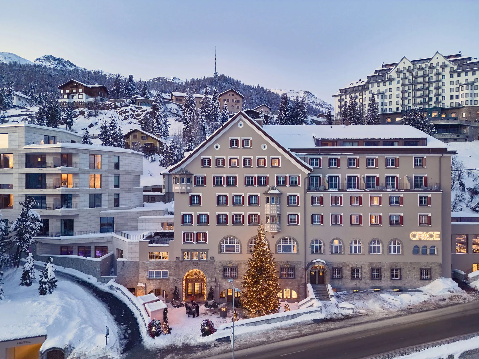 Grace La Margna in St. Moritz im Winter mit beleuchteter Fassade und Neubauflügel