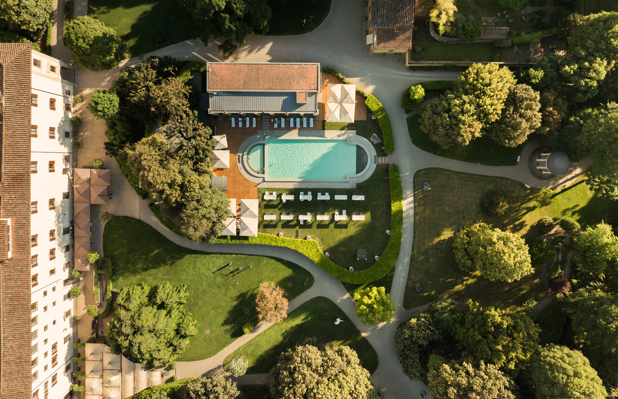 Der Garten der Gherardesca aus der Luft mit Pool, Pavillon und altem Baumbestand